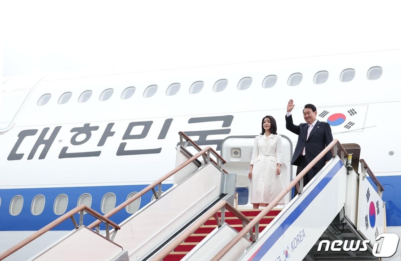 본문 이미지 - 윤석열 대통령이 지난해 6월27일 경기 성남 서울공항에서 나토(NATO, 북대서양조약기구) 정상회의 참석차 출국하기 위해 김건희 여사와 함께 공군 1호기에 올라 손을 흔들고 있다. (대통령실 제공) 2022.6.27/뉴스1 ⓒ News1 안은나 기자