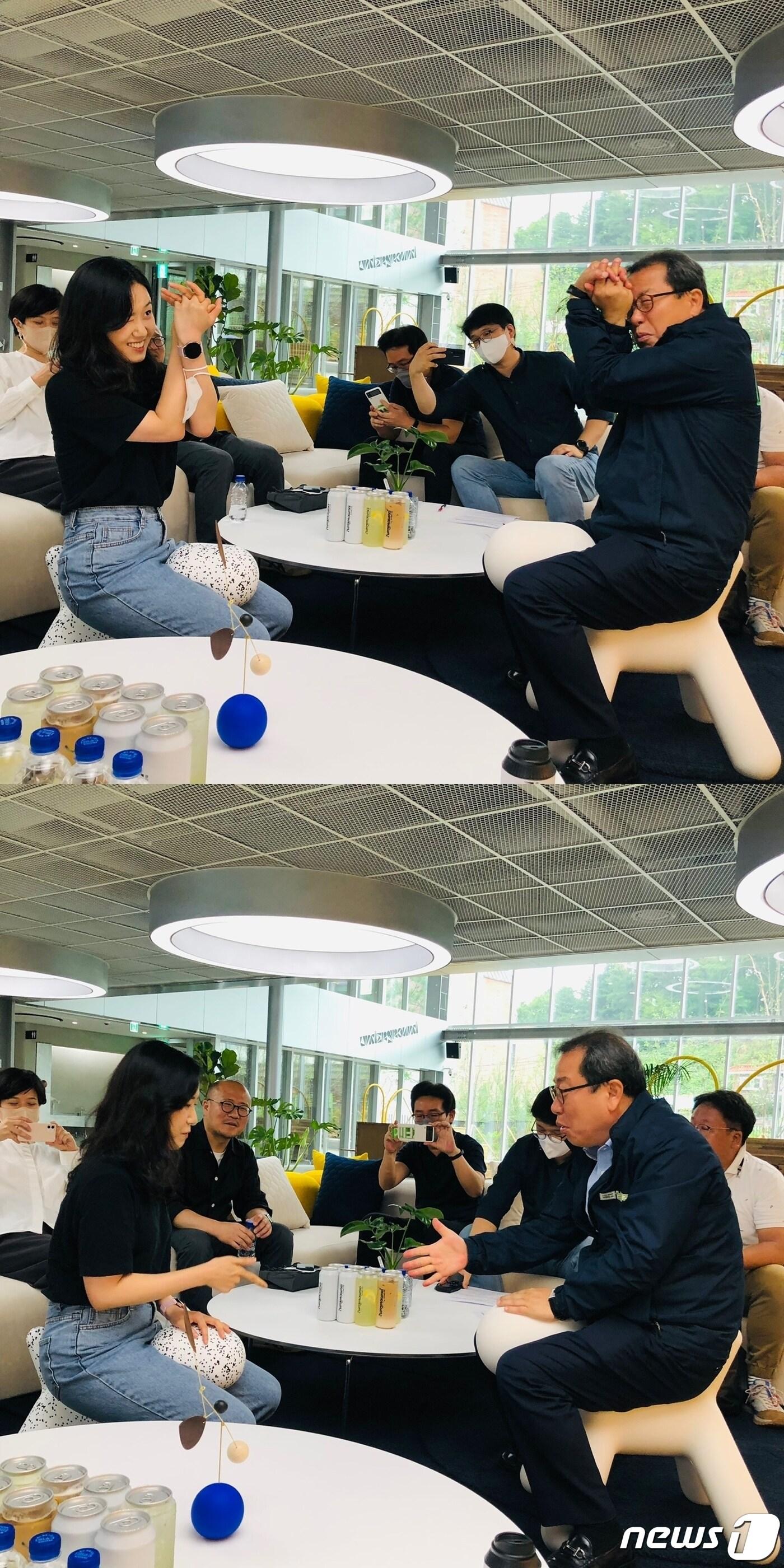 본문 이미지 - 지난 26일 경기 남양주시 '펀그라운드 진접' 라운지에서 시민과 놀이를 하는 조광한 남양주시장(오른쪽) ⓒ 뉴스1