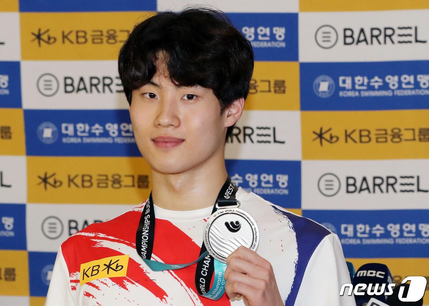 본문 이미지 - 2022 국제수영연맹(FINA) 세계선수권대회 자유형 200m 은메달리스트 황선우가 27일 오후 인천국제공항 1터미널을 통해 귀국, 인터뷰를 마친 뒤 기념사진을 찍고 있다. 2022.6.27/뉴스1 ⓒ News1 이동해 기자