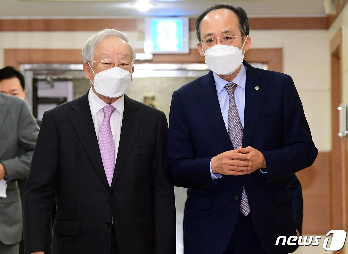 본문 이미지 - 28일 서울 마포구 경총을 방문한 추경호 경제부총리가 손경식 경총회장과 이야기를 나누며 회의실로 입장하고 있다. (공동취재) 2022.6.28/뉴스1 ⓒ News1 임세영 기자