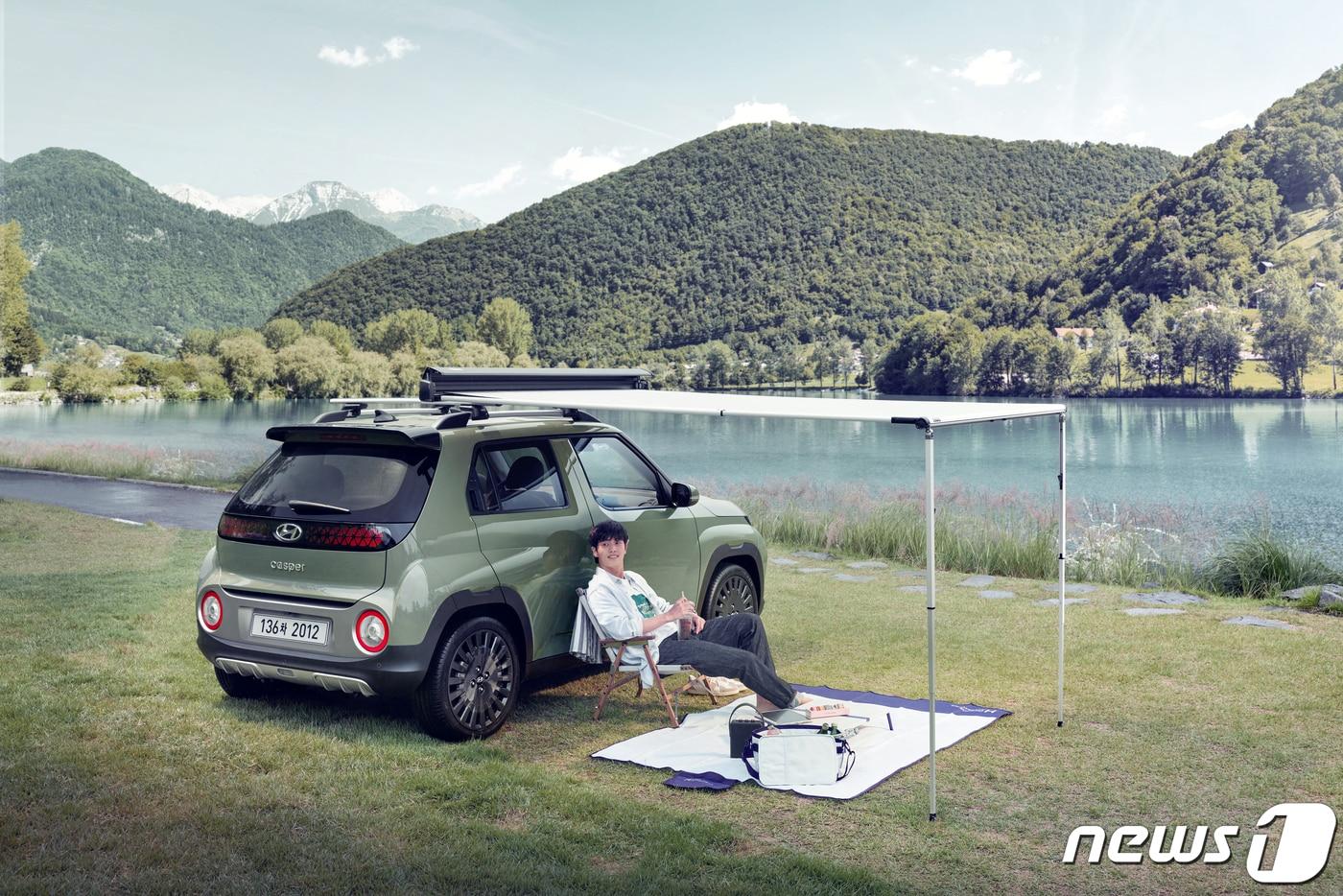 현대자동차가 엔트리 SUV ‘캐스퍼’ 고객의 니즈를 충족시킬 다양한 커스터마이징 상품을 출시했다고 28일 밝혔다. 사진은 ‘여행의 정석(for Picnic)’ 상품. 캐스퍼와 함께 새롭고 알찬 레저를 경험할 수 있는 보냉백 및 피크닉 매트, 동승석 시트백 보드 트레이에 연결 가능한 동승석 시트백 보드 테이블, 사이드 어닝과 크로스바 등으로 구성됐다. (현대차 제공) 2022.6.28/뉴스1