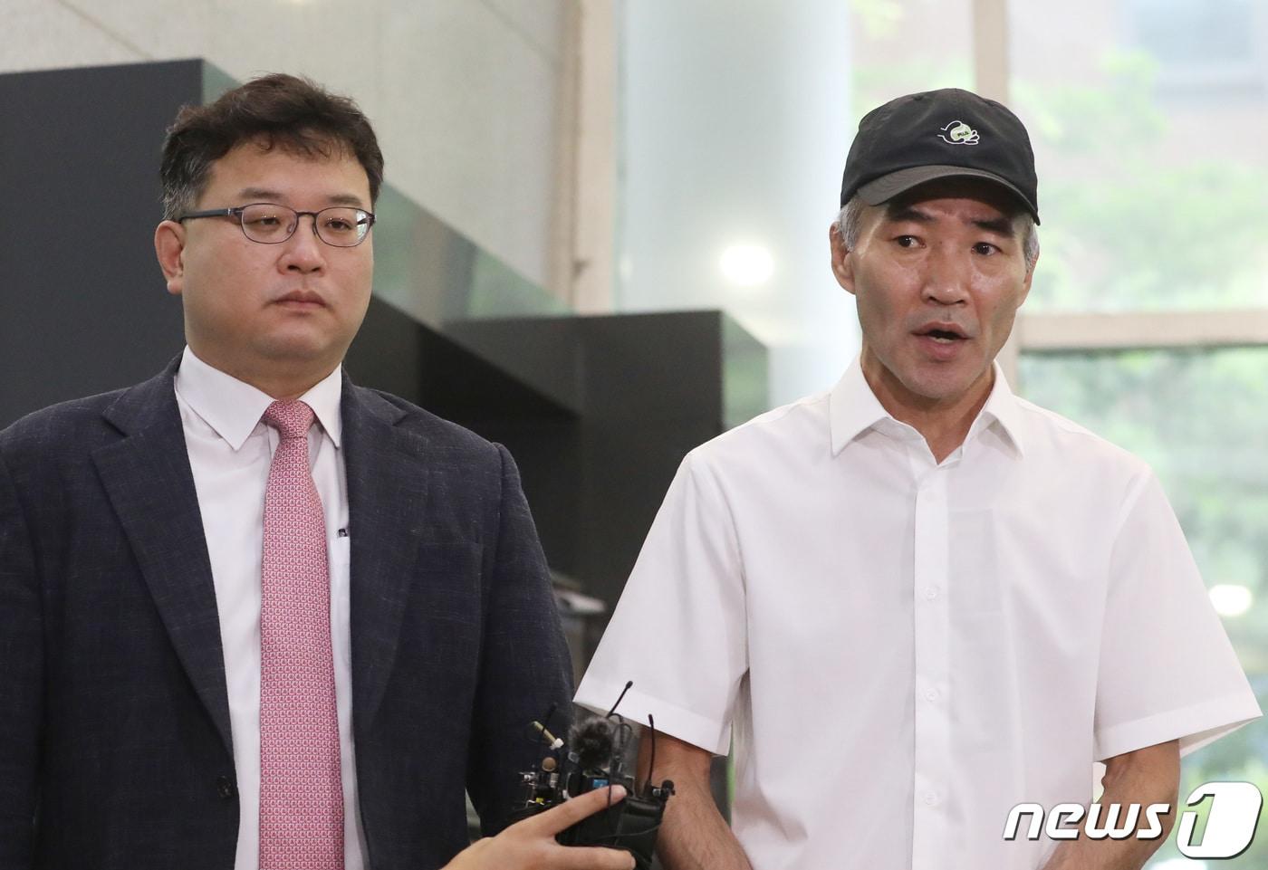 본문 이미지 - 서해 피격 공무원의 형 이래진 씨(오른쪽)와 법률대리인 김기윤 변호사가 28일 서울 종로구 서울글로벌센터에서 토마스 오헤아 킨타나 유엔 북한인권특별보고관과의 면담에 앞서 입장을 밝히고 있다. 2022.6.28/뉴스1 ⓒ News1 이성철 기자