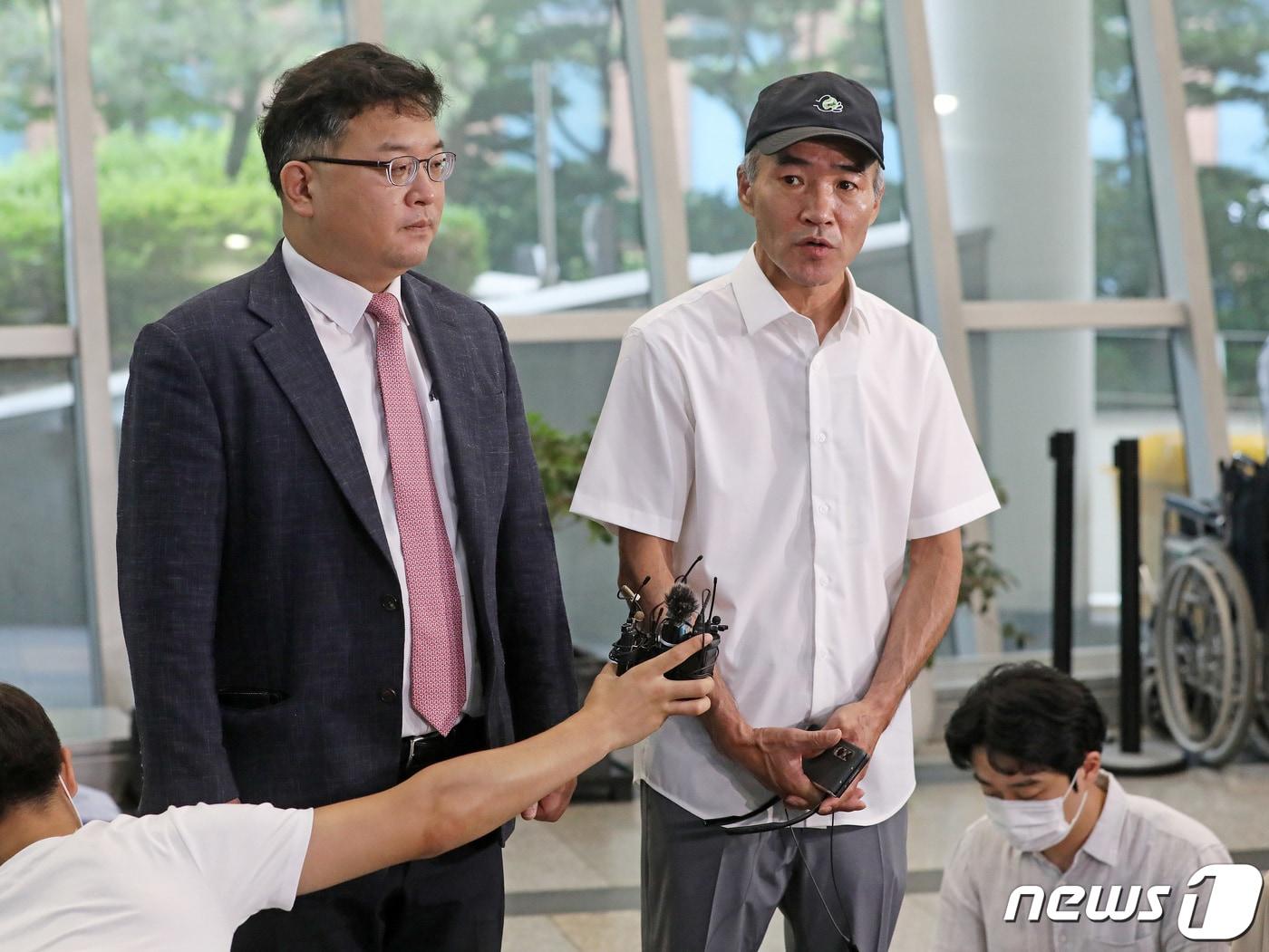 본문 이미지 - 서해 피격 공무원의 형 이래진씨&#40;오른쪽&#41;와 법률대리인 김기윤 변호사. 2022.6.28/뉴스1 ⓒ News1 이성철 기자