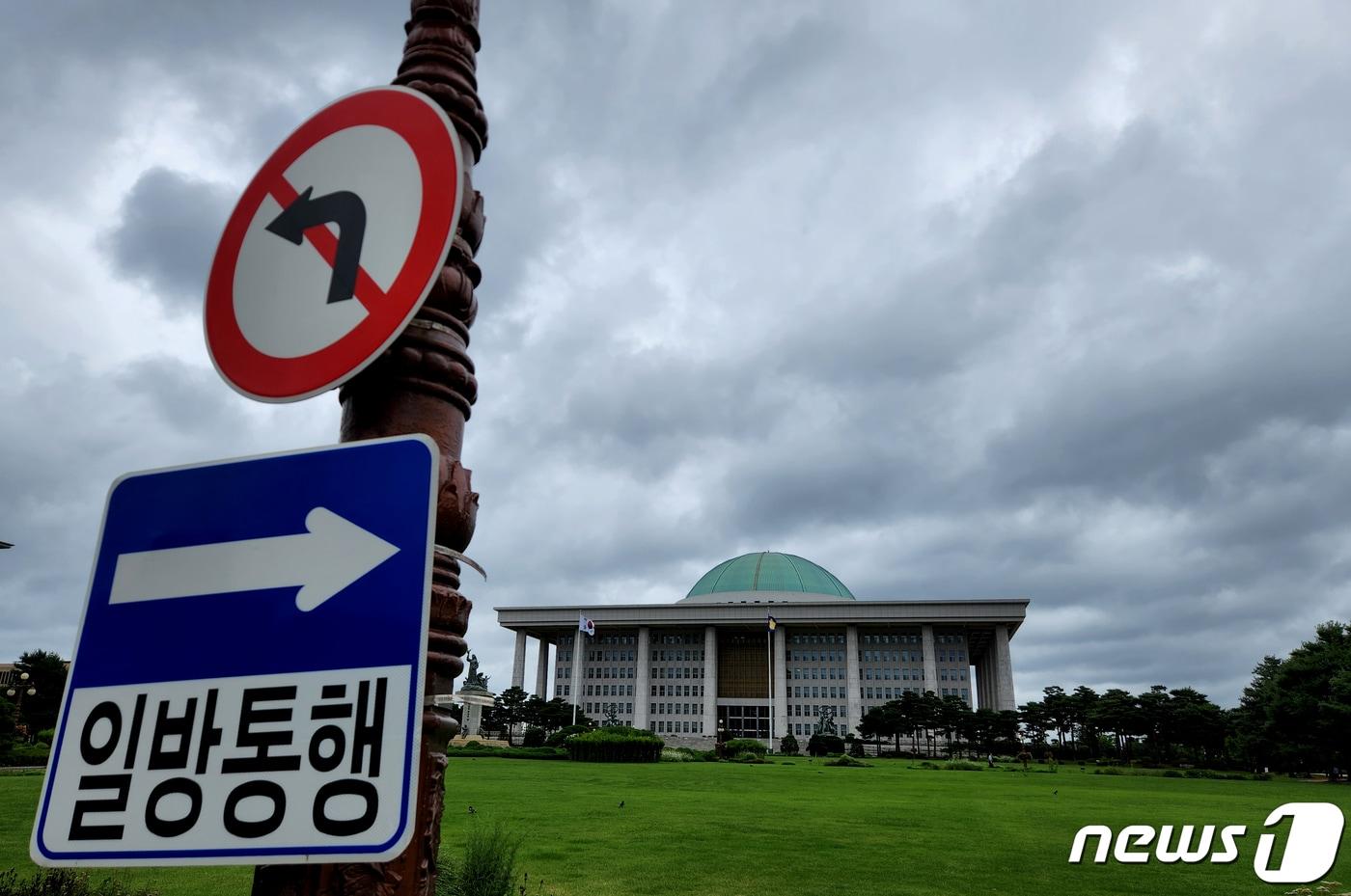 28일 오전 서울 여의도 국회의사당 위로 먹구름이 몰려들고 있다. (공동취재) 2022.6.28/뉴스1 ⓒ News1 이재명 기자