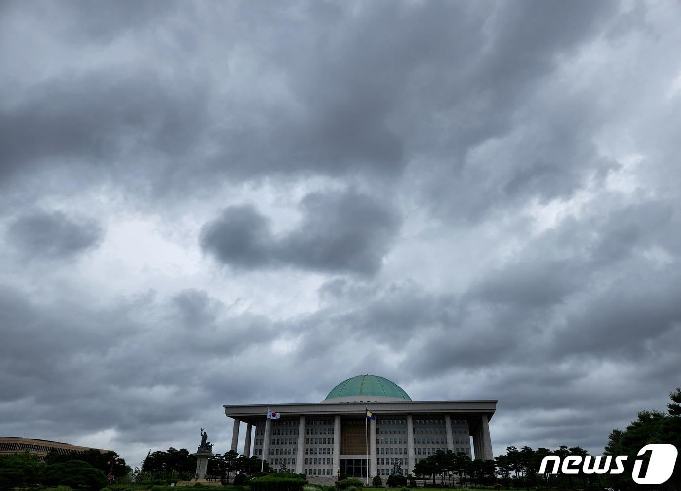 본문 이미지 - 28일 오전 서울 여의도 국회의사당 위로 먹구름이 몰려들고 있다. 여야의 원 구성 협상이 타협점을 찾지 못하고 있는 가운데 더불어민주당이 7월 임시국회 소집을 예고하면서 또다시 여야가 정면으로 충돌할 가능성도 배제할 수 없게 됐다. (공동취재) 2022.6.28/뉴스1 ⓒ News1 이재명 기자