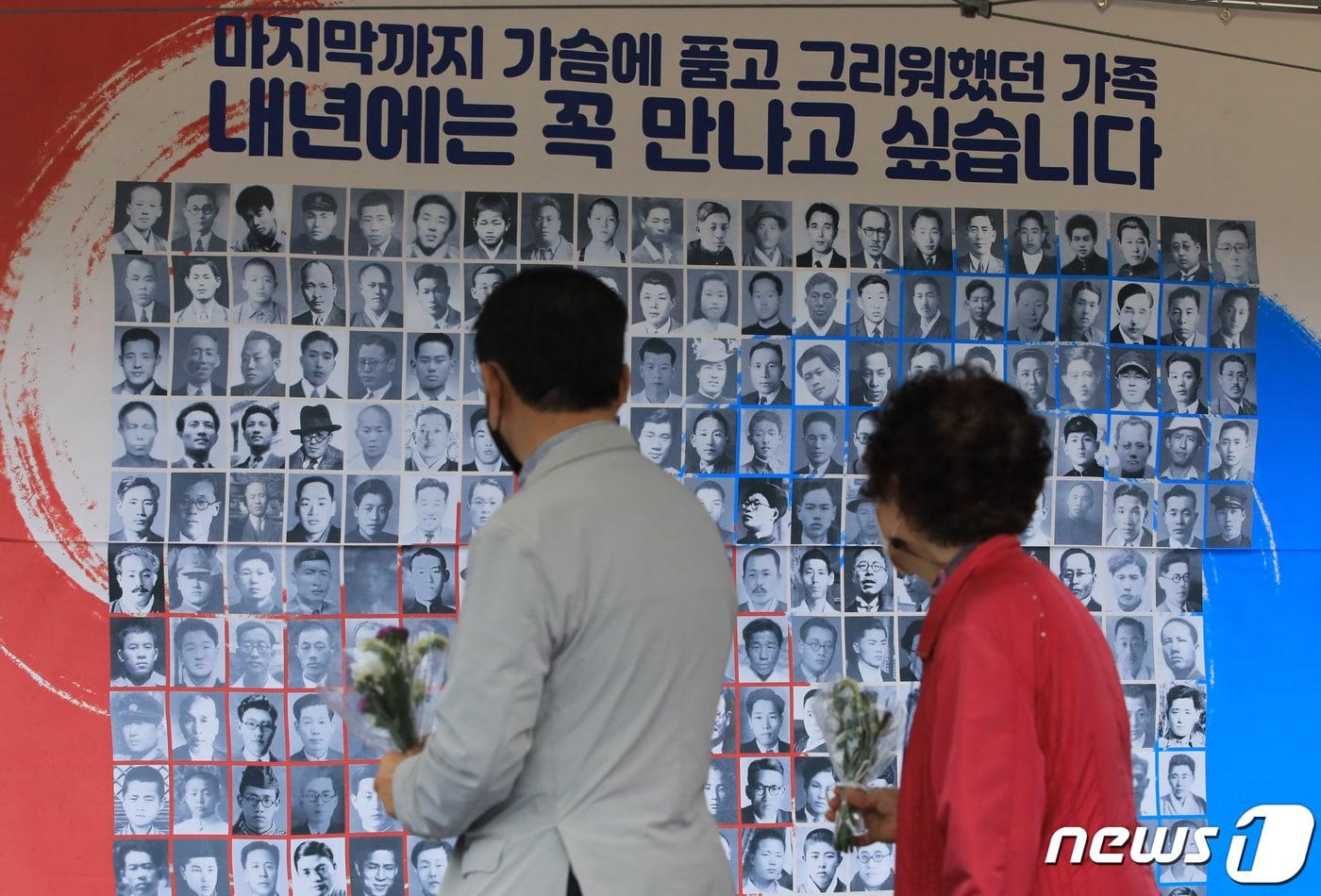 본문 이미지 - 경기도 파주시 임진각 국립6·25전쟁납북자기념관에서 열린 '납북자 기억의 날' 행사에서 납북자 가족들이 헌화하고 있다. 2022.6.28 ⓒ 뉴스1 구윤성 기자