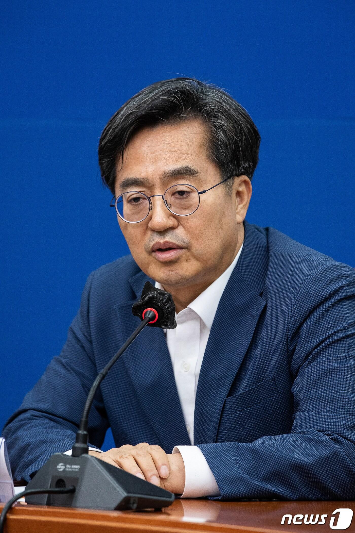 본문 이미지 - 김동연 경기도지사는 4일 자신의 페이스북에 올린 글에서 "일본 정부는 투명한 정보 공개, 완전한 안전성 검증, 주변국과 국제사회의 동의 없이 이뤄지는 오염수 방류계획을 철회하라"고 요구했다./뉴스1 ⓒ News1 유승관 기자