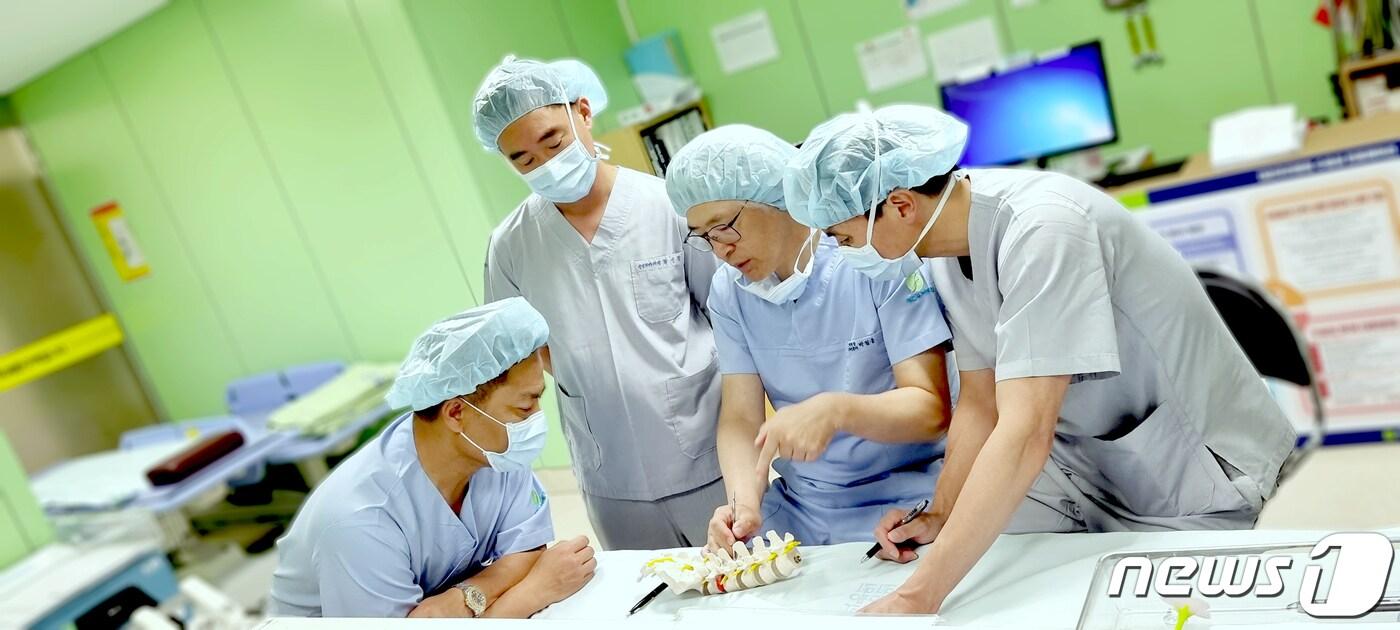 미국 뉴욕 대학병원, 뉴잉글랜드 침례병원, UCLA 의과대학병원 의료진이 양방향 척추 내시경을 배우기 위해 대전우리병원을 찾았다. ⓒ 뉴스1