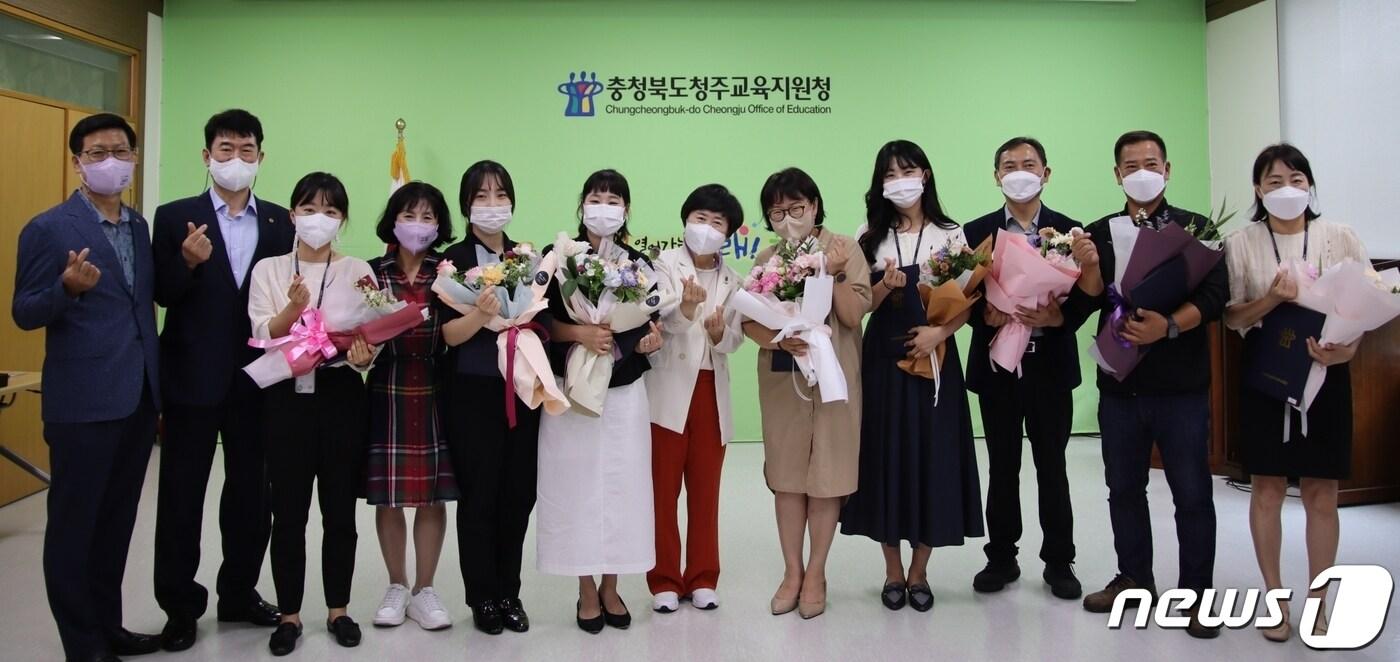 충북 청주교육지원청은 28일 상반기 친절직원 등을 선발해 시상했다.ⓒ 뉴스1
