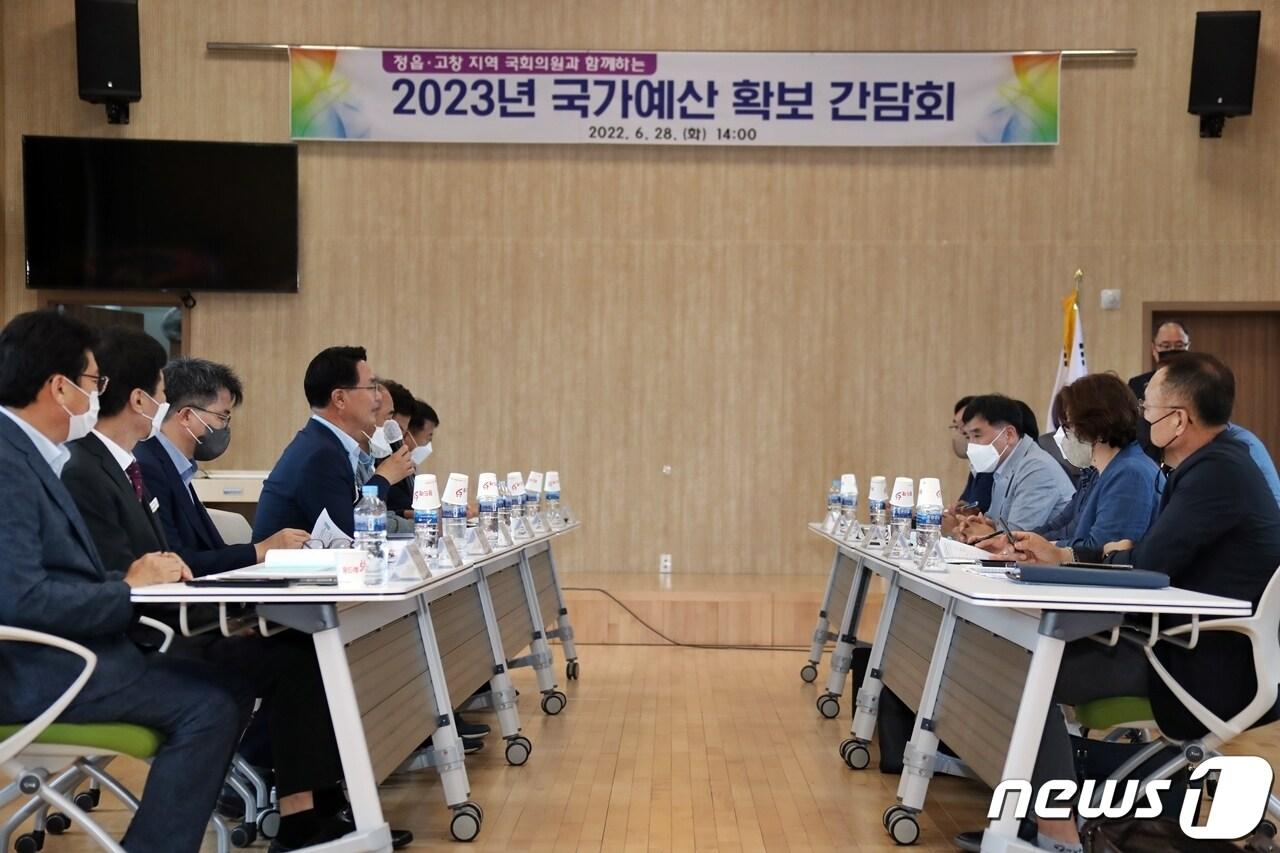 본문 이미지 - 더불어민주당 정읍고창지역위원회(위원장 윤준병)가 28일 오후 정읍시 내장상동 공감플러스센터에서 전북도 관계자, 이학수 정읍시장 당선인, 심덕섭 고창군수 당선인과 인수위원 등이 참석한 가운데 국가예산 확보를 위한 예산정책 간담회를 개최했다. ⓒ 뉴스1