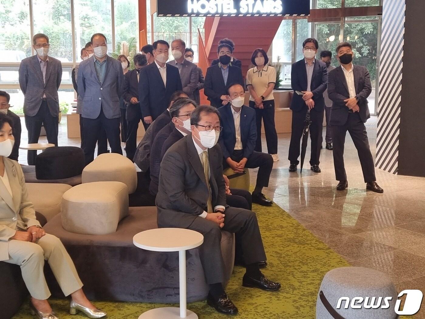 본문 이미지 - 조광한 남양주시장이 28일 조안면 '정약용 펀그라운드'를 방문해 최종 공사 진행 상황을 점검했다.ⓒ 뉴스1 양희문 기자