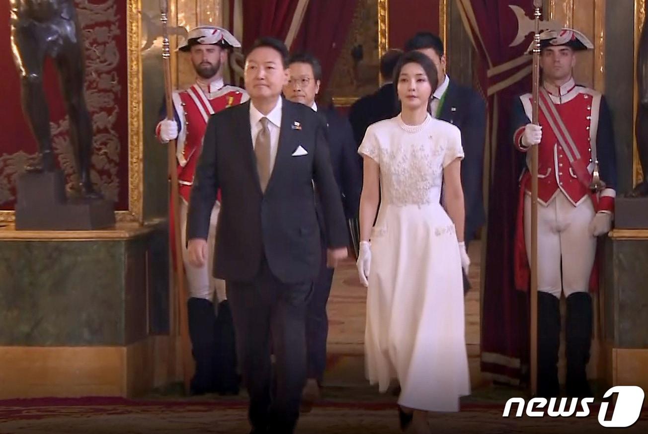 본문 이미지 - 윤석열 대통령과 김건희 여사가 28일(현지시간) 스페인 마드리드 왕궁에서 열린 펠리페 6세 스페인 국왕 내외 주최 만찬에 참석하고 있다. (나토정상회의 사무국 영상 캡쳐) 2022.6.29/뉴스1 ⓒ News1 오대일 기자