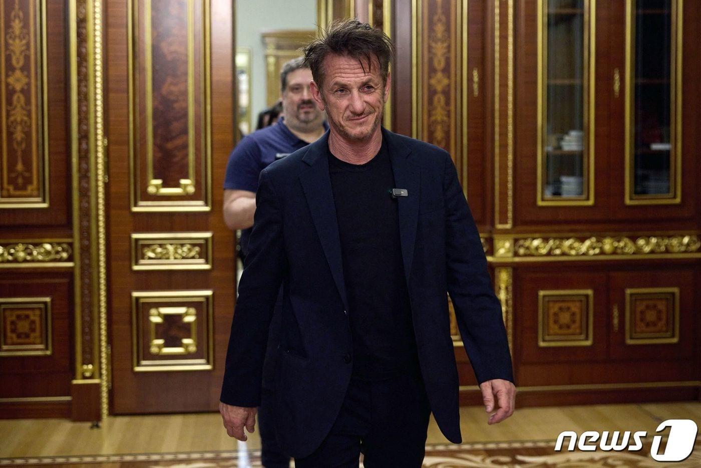 본문 이미지 - 미국 배우 겸 영화 제작자인 숀 펜이 28일(현지시간) 키이우를 방문해 볼로디미르 젤렌스키 우크라이나 대통령과 만나기 위해 도착을 하고 있다. ⓒ AFP=뉴스1 ⓒ News1 우동명 기자