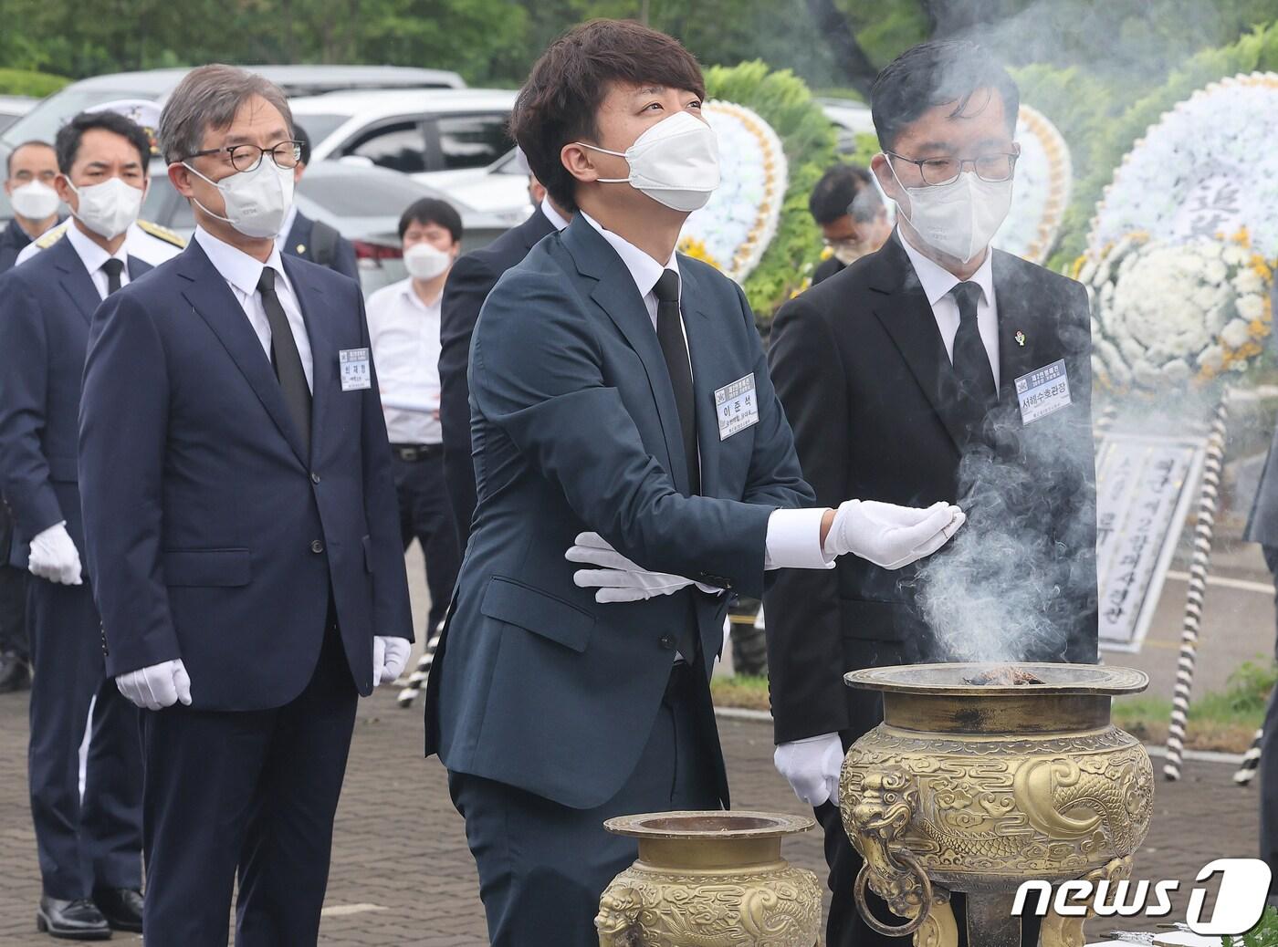 본문 이미지 - 이준석 국민의힘 대표가 29일 오전 경기도 평택시 해군 제2함대 사령부에서 열린 '제2연평해전 승전 20주년 기념식'에서 분향하고 있다. (공동취재) ⓒ News1 김영운 기자