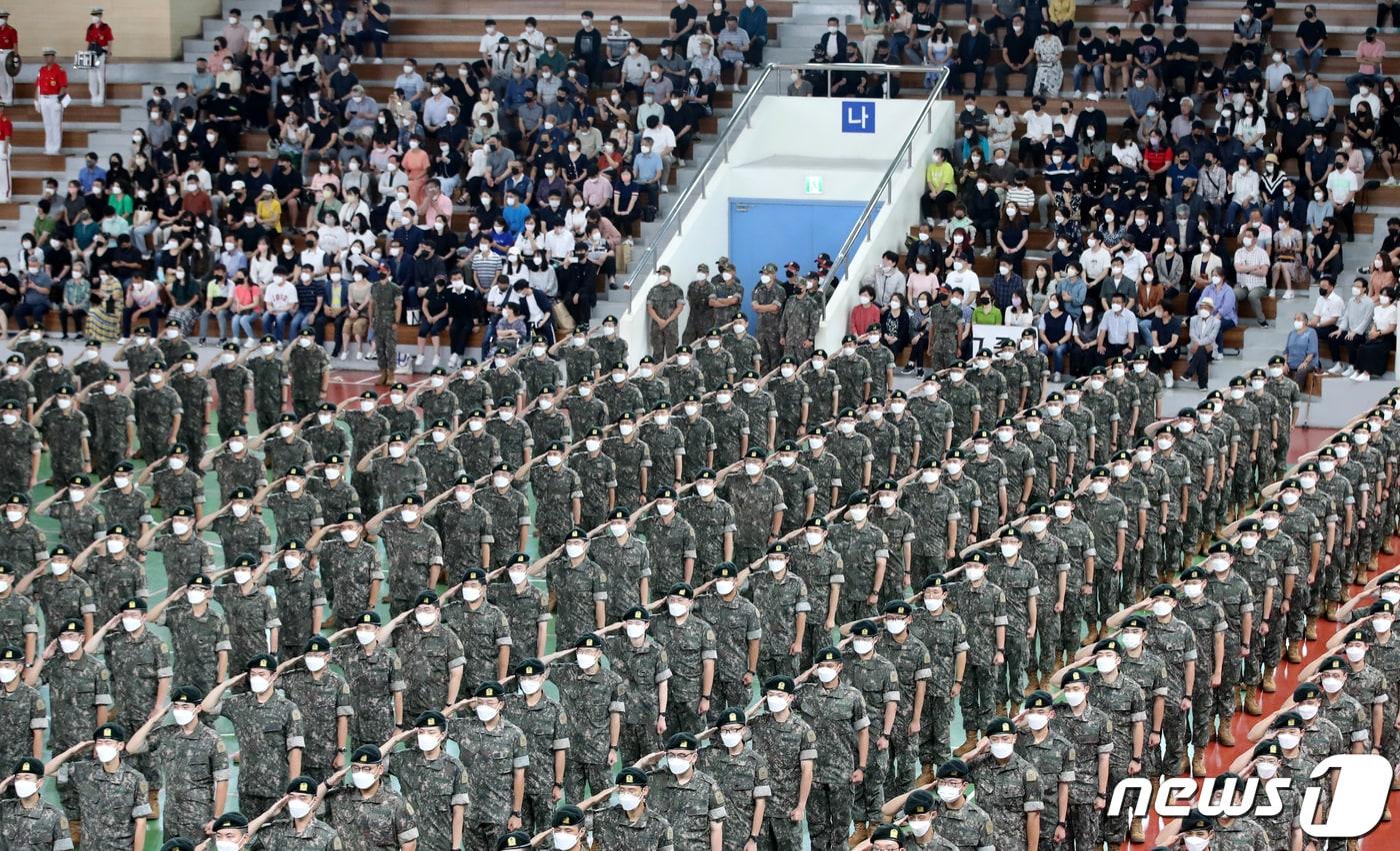 지난해 6월 29일 충남 논산 육군훈련소 연무관에서 열린 22-37기 26교육연대 2교육대 신병 수료식에서 장병들이 거수 경례를 하고 있다. (사진은 기사와 관련 없음)   /뉴스1 ⓒ News1 김기태 기자