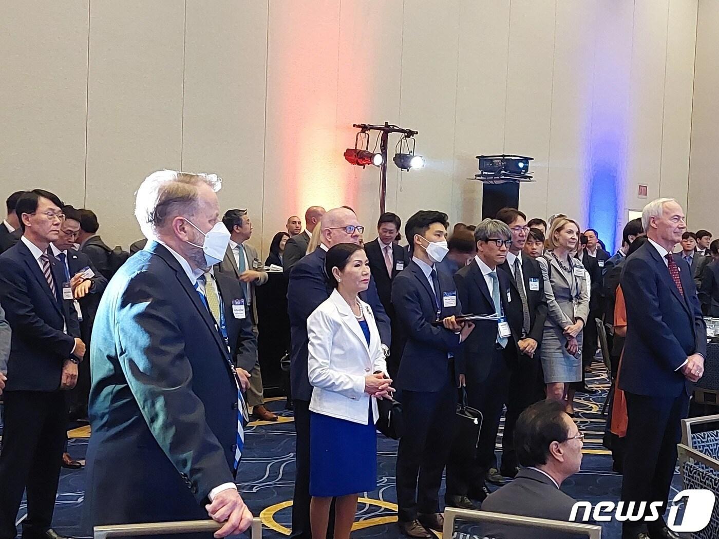 본문 이미지 - 코트라가 28일(현지시간) 워싱턴DC 인근 메릴랜드주의 한 호텔에서 주최한 '한미투자 협력포럼'에 한미 정부 관계자 및 재계 인사들이 참석하고 있다. 사진은 래리 호건 메릴랜드 주지사(왼쪽 3번째) 및 유미 호건(왼쪽 2번째) 여사, 손상수 SK하이닉스 부사장(왼쪽 5번째), 손용 현대차 미국법인 상무(왼쪽 6번째), 아사 허치슨 아칸소 주지사(오른쪽).ⓒ 뉴스1