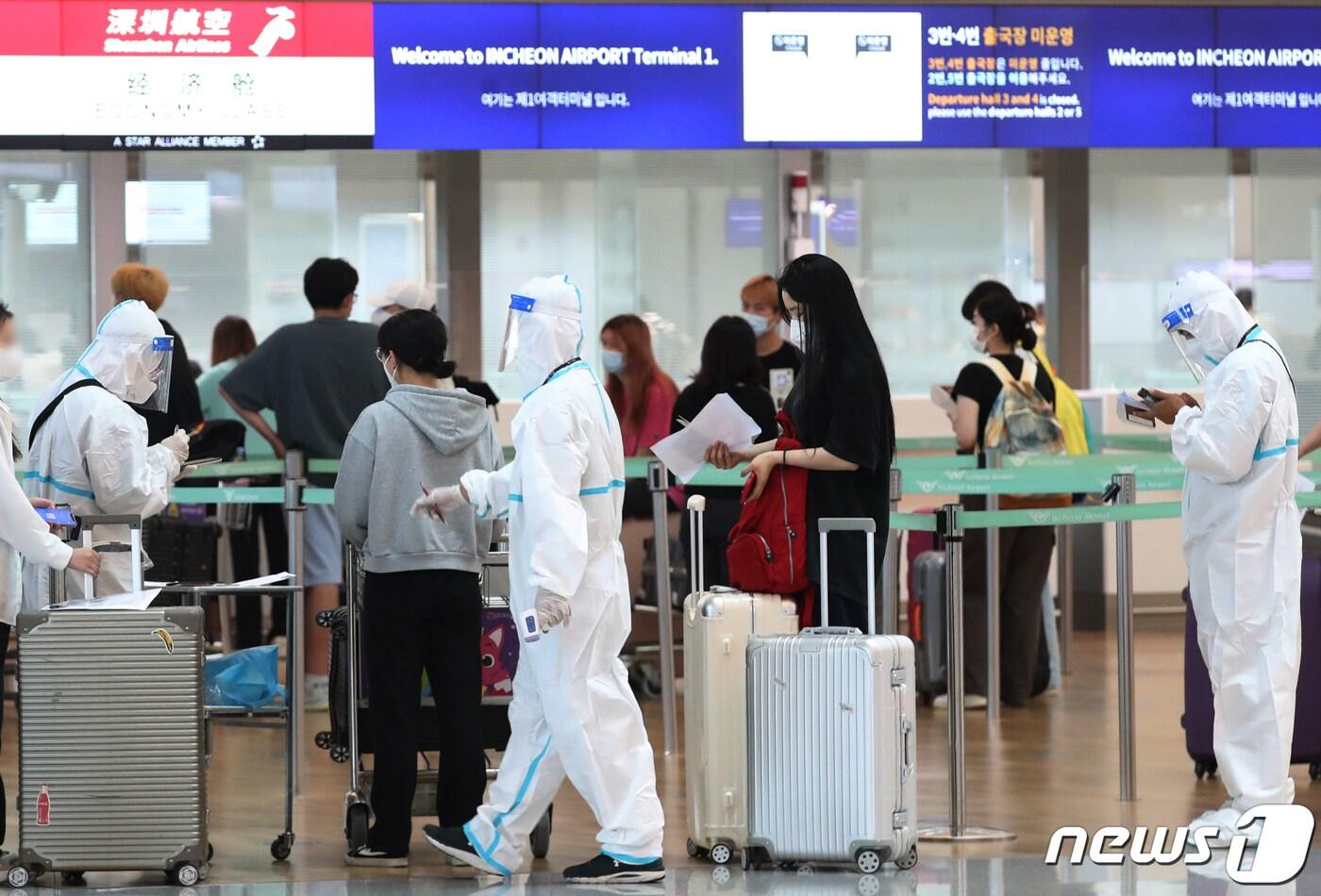 29일 인천국제공항 제1터미널에서 방역 복장을 한 항공사 관계자들이 중국으로 출국하는 시민들을 대상으로 발열 및 신분 확인을 하고 있다. 코로나19 확산세로 강도 높은 봉쇄 조치가 내려졌던 중국 베이징이 2개월여만에 신규 감염자가 발생하지 않는 &#39;제로코로나&#39; 상태를 되찾았다고 중국 정부는 발표했다. 2022.6.29/뉴스1 ⓒ News1 송원영 기자