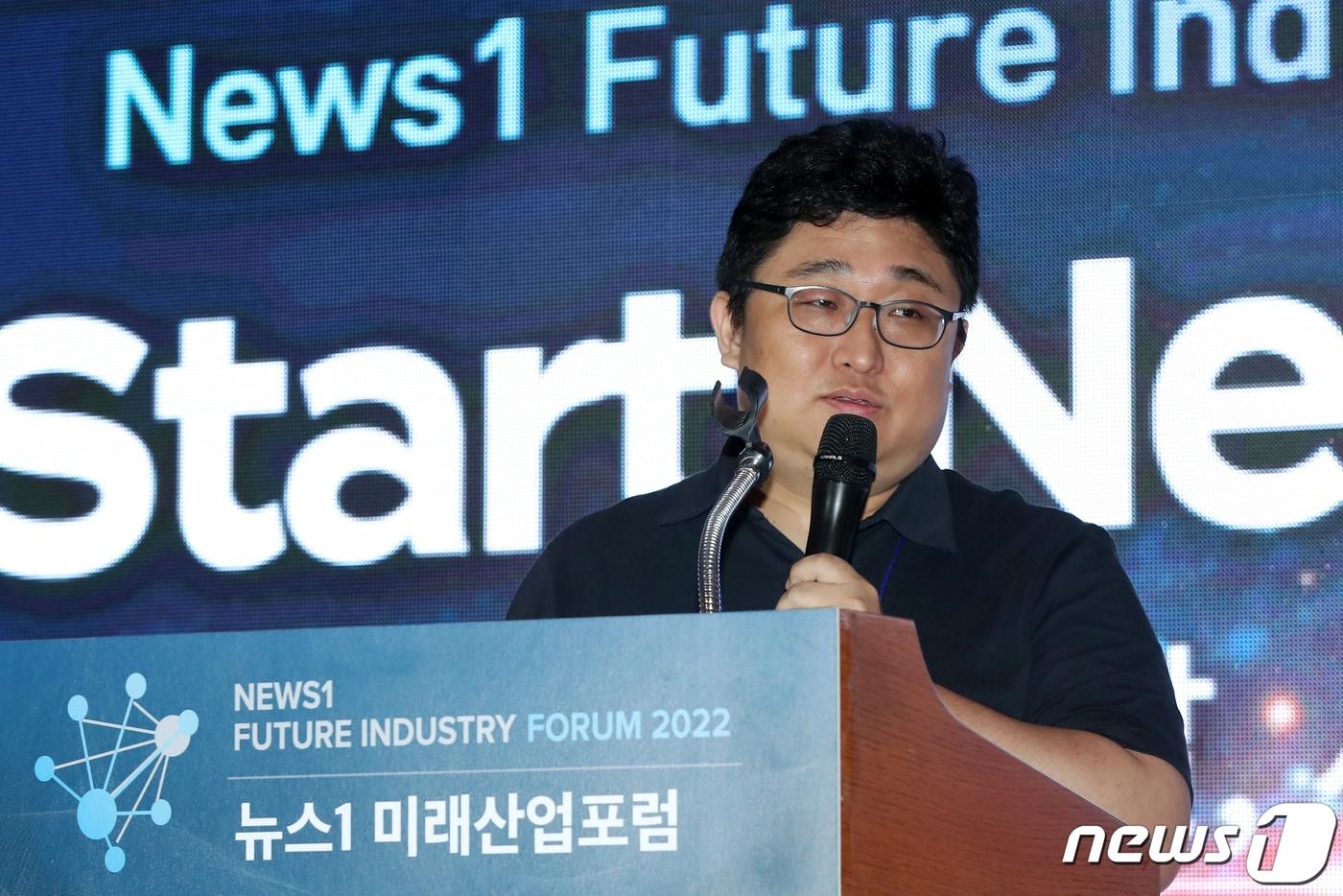 박일석 카카오모빌리티 미래이동연구소 디지털트윈제작 총괄이 29일 서울 중구 롯데호텔에서 열린 '뉴스1 미래산업포럼 2022'에서 모빌리티 현재와 미래, 자율주행을 주제로 발표를 하고 있다. 이날 포럼에서는 블록체인과 메타버스부터 모빌리티, 인공지능(AI), 로봇까지 다양한 미래 산업 전문가들이 새로운 생태계에 대해 설명하고 혁신의 방향을 제시한다. 2022.6.29/뉴스1 ⓒ News1 민경석 기자