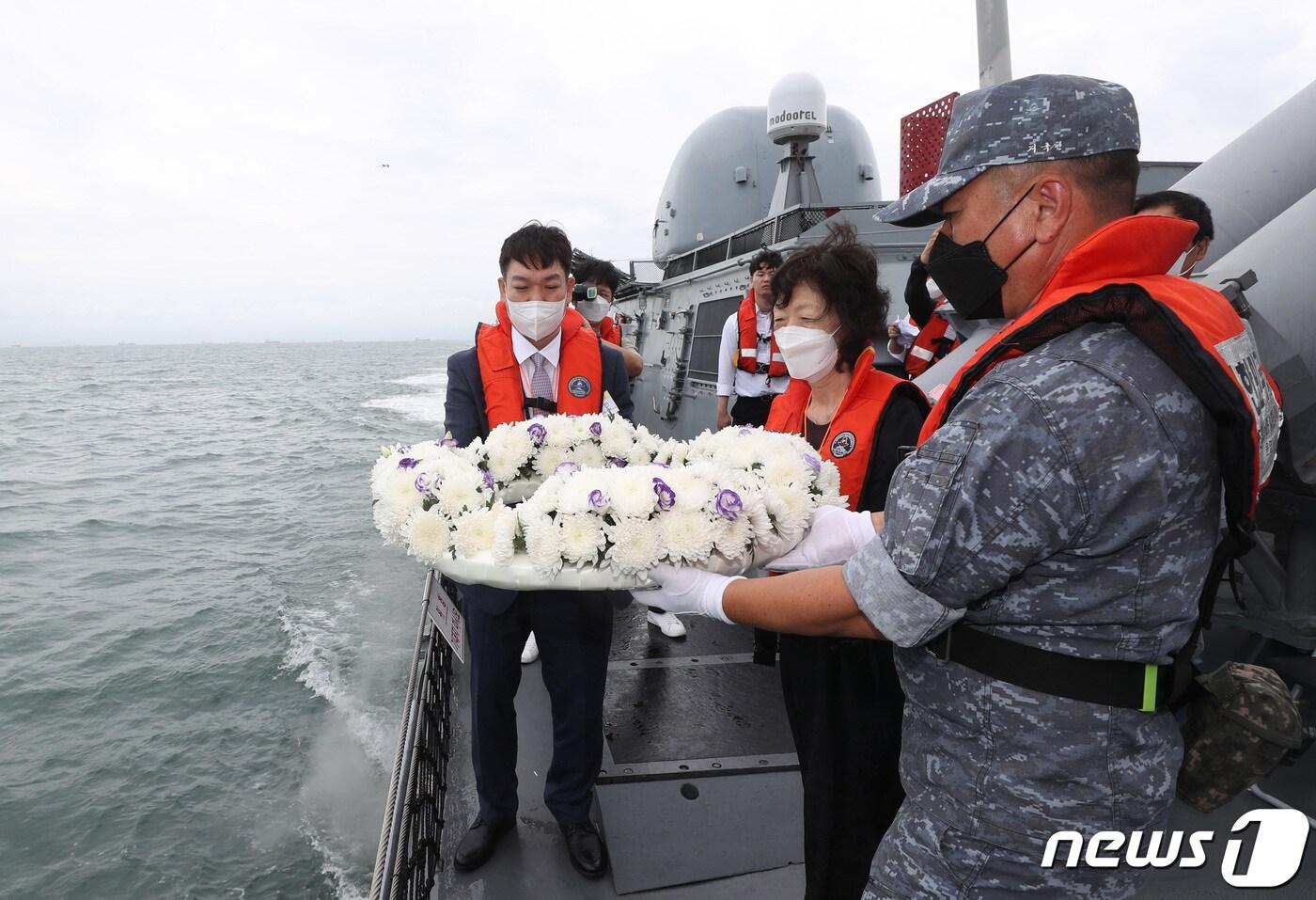 본문 이미지 - 제2연평해전 승전 20주년인 29일 오후 서해상에서 해전 전사자 고(故) 윤영하 소령의 동생 윤영민씨와 모친 황덕희씨가 헌화를 하고 있다. 2022.6.29/뉴스1 ⓒ News1 김영운 기자