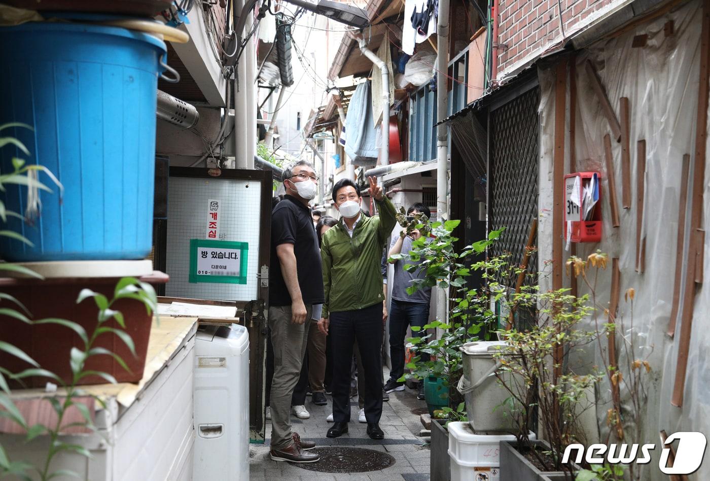 본문 이미지 - 오세훈 서울시장이 지난달 29일 서울 종로구 돈의동 쪽방촌을 찾아 폭염 대책을 점검하고 있다. /뉴스1 ⓒ News1 신웅수 기자