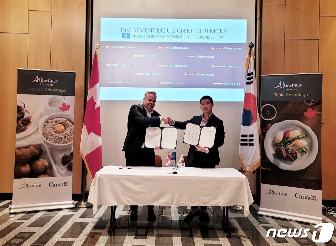 본문 이미지 - 토종 푸드테크 스타트업 '인크레더블'이 캐나다 알버타주정부 투자청과 전략적 협력을 맺고 양해각서(MOU)를 교환했다. 릭 크리스티안스 캐나다 알버타주정부 투자청장(왼쪽)과 손원익 인크레더블 대표가 주한 캐나다대사관에서 MOU를 교환하며 기념촬영을 하고 있다. (인크레더블 제공) 2022.06.29 News1 ⓒ 뉴스1