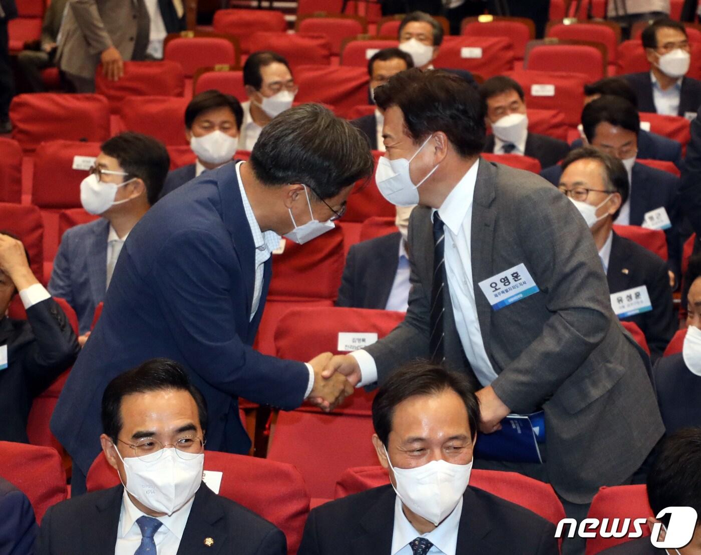 본문 이미지 - 2022년 6월29일 김동연 경기도지사 당선인(왼쪽)과 오영훈 제주도지사 당선인이 서울 여의도 국회 의원회관에서 열린 더불어민주당 6·1 지방선거 광역·기초자치단체장 당선자 워크숍에서 만나 악수하고 있다. (공동취재) 2022.6.29/뉴스1 ⓒ News1 이재명 기자