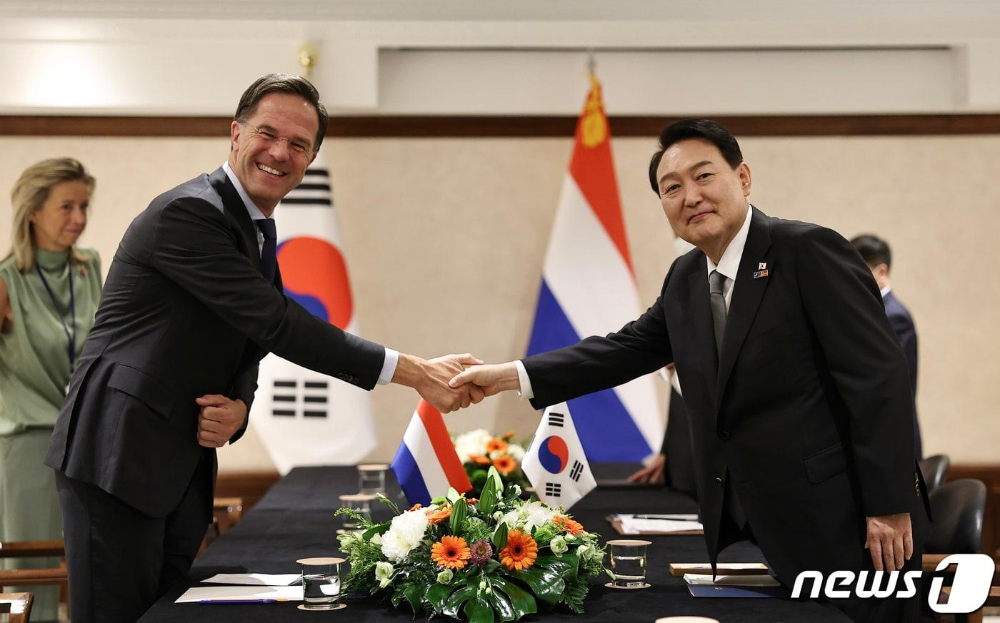 본문 이미지 - 윤석열 대통령과 마르크 뤼터 네덜란드 총리가 29일(현지시간) 스페인 마드리드 시내 호텔에서 열린 한·네덜란드 정상회담에서 악수를 하고 있다. (대통령실사진기자단) 2022.6.29/뉴스1 ⓒ News1 오대일 기자