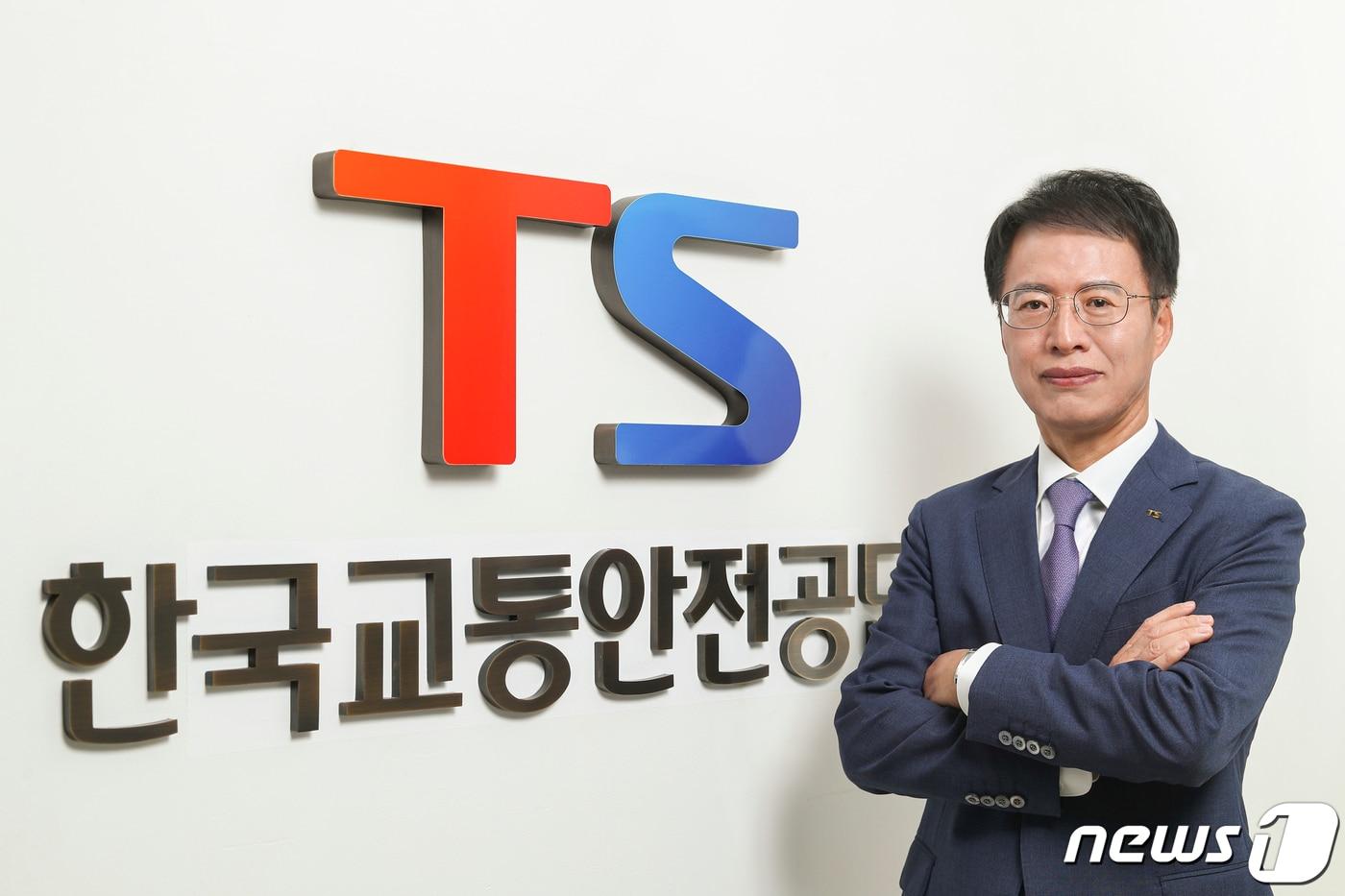 본문 이미지 - 권용복 한국교통안전공단(TS) 이사장이 창립 41주년을 앞둔 28일 오후 경북 김천 본사에서 뉴스1과 인터뷰를 진행했다. ⓒ 뉴스1