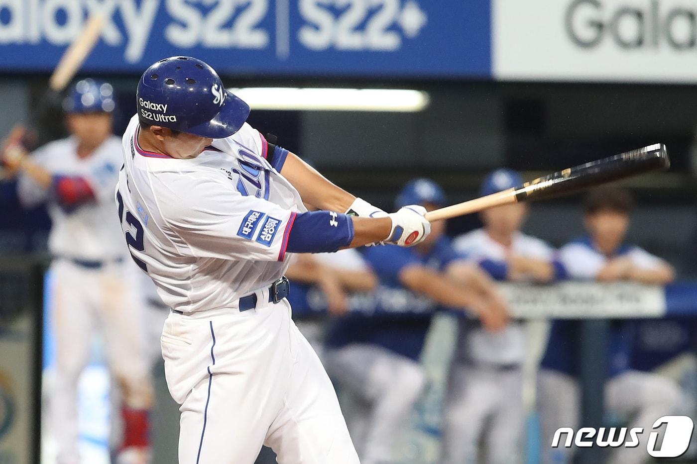 본문 이미지 - 29일 오후 대구 삼성라이온즈파크에서 열린 프로야구 '2022 신한은행 SOL KBO리그' KT 위즈와 삼성 라이온즈의 경기, 4회말 무사 1,2루 상황 삼성 7번타자 최영진이 좌익수 방면 2타점 역전 2루타를 때리고 있다. 2022.6.29/뉴스1 ⓒ News1 공정식 기자