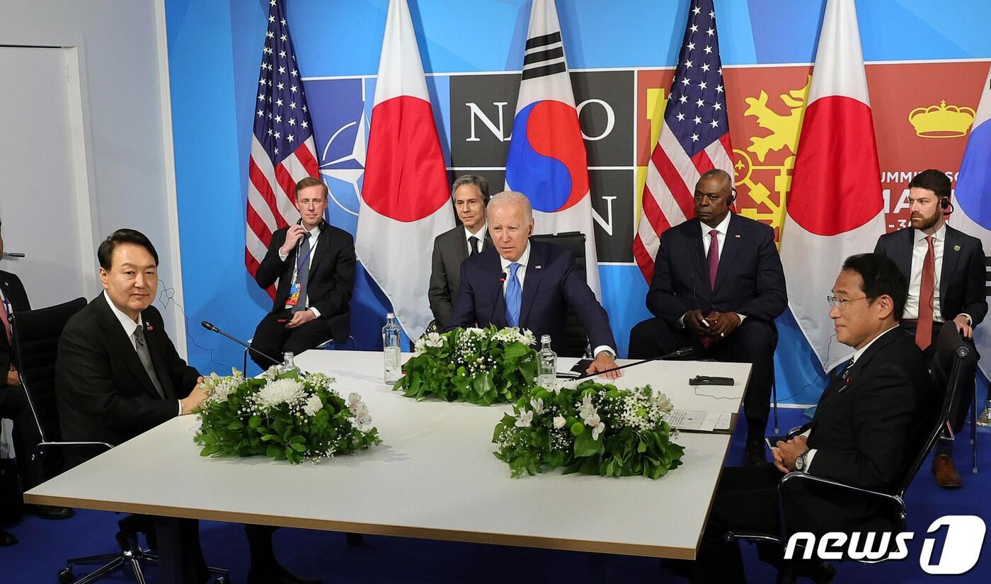 한미일 3국 정상이 29일 오후(현지 시간) 스페인 마드리드 이페마(IFEMA) 국제회의장에서 정상회담을 하고 있다. 왼쪽부터 윤석열 대통령, 조 바이든 미국 대통령, 기시다 후미오 일본 총리. (대통령실사진기자단) 2022.6.29/뉴스1 ⓒ News1 오대일 기자