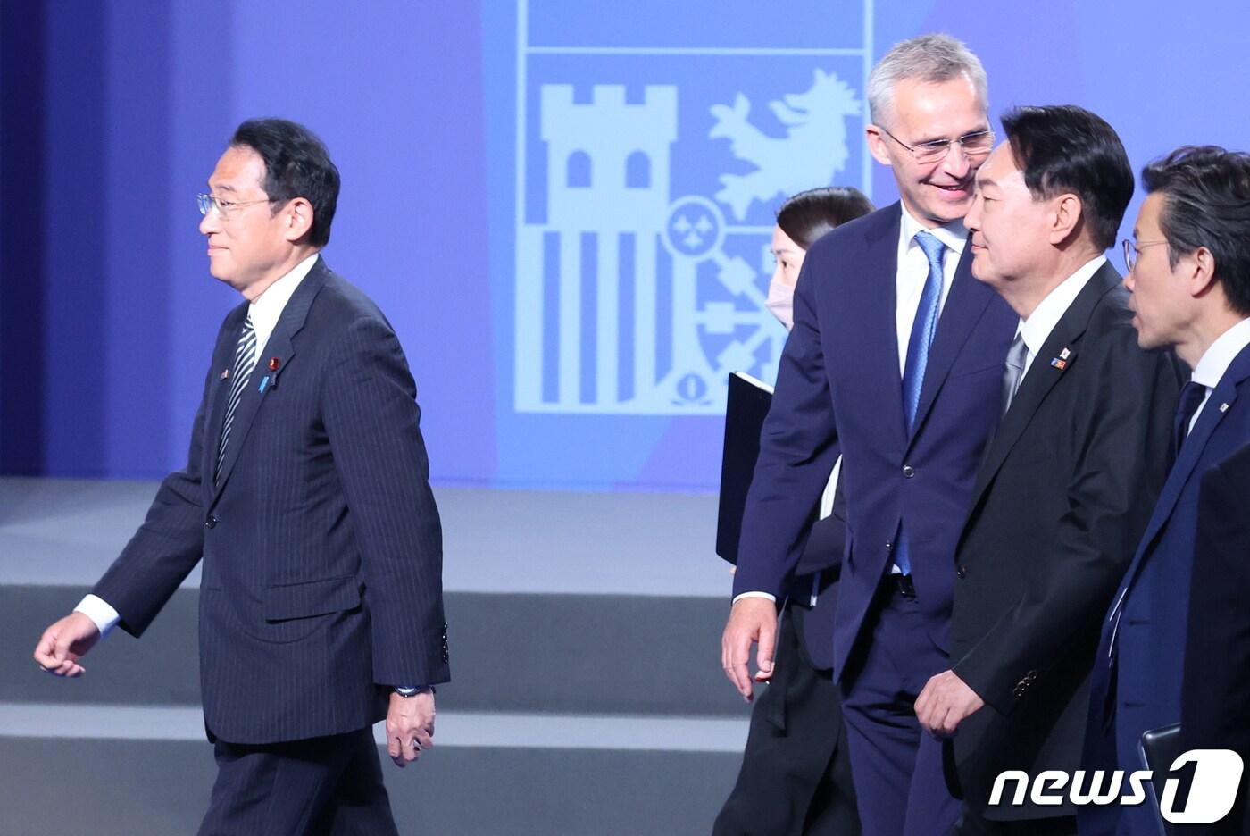 본문 이미지 - 윤석열 대통령과 기시다 후미오 일본 총리가 29일 오후(현지시간) 스페인 마드리드 이페마(IFEMA) 컨벤션센터에서 아시아 태평양 파트너 4개국 정상-옌스 스톨텐베르그 나토(NATO·북대서양조약기구) 사무총장과의 기념촬영을 마친 후 단상에서 내려오고 있다. (대통령실사진기자단) 2022.6.29/뉴스1 ⓒ News1 오대일 기자