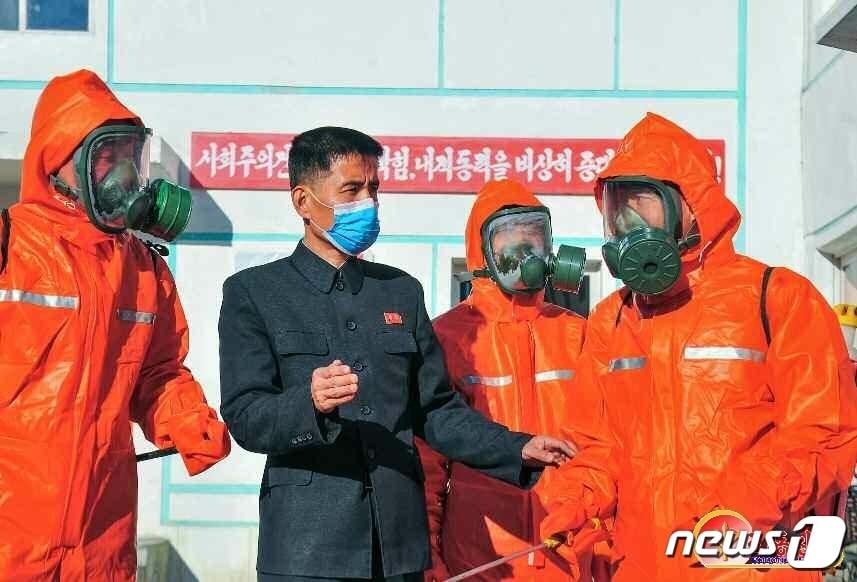 본문 이미지 - (평양 노동신문=뉴스1) = 북한 함흥시에서 방역일꾼들이 대화를 나누고 있는 모습. [국내에서만 사용가능. 재배포 금지. DB 금지. For Use Only in the Republic of Korea. Redistribution Prohibited] rodongphoto@news1.kr