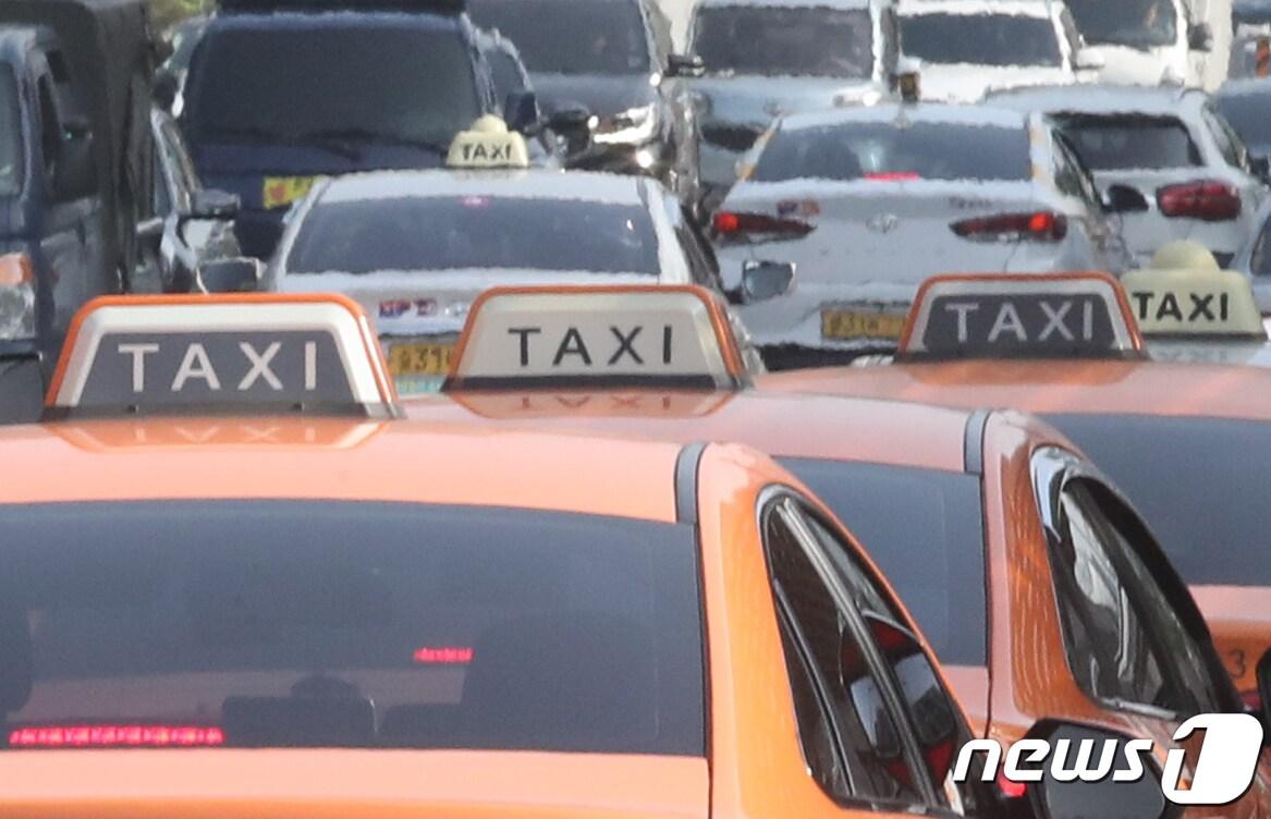 본문 이미지 - 지난 6월 3일 서울 중구 서울역에 택시가 정차해 있다. 2022.6.3/뉴스1 ⓒ News1 송원영 기자