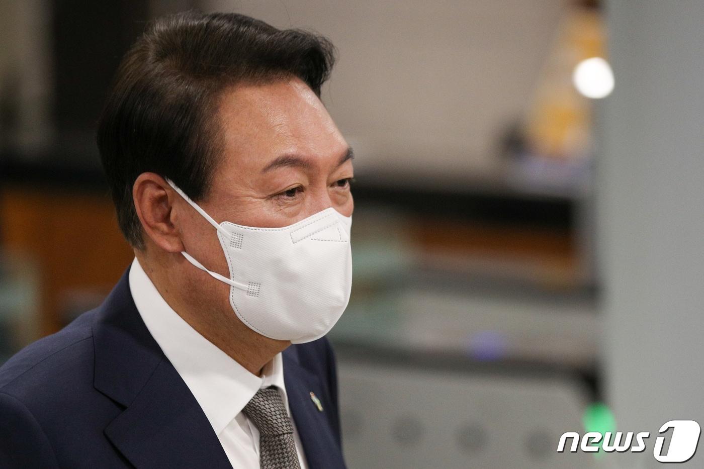 본문 이미지 - 윤석열 대통령이 3일 오전 용산 대통령실 청사로 출근하며 취재진을 바라보고 있다. 대통령실사진기자단 2022.6.3/뉴스1 ⓒ News1 안은나 기자