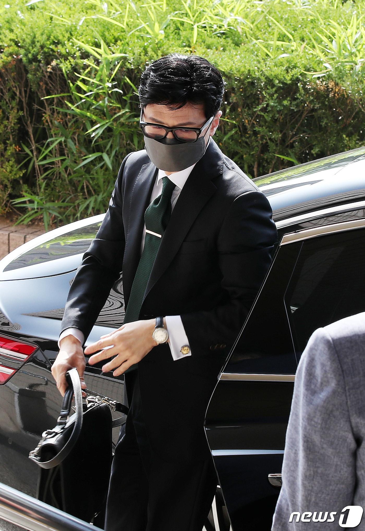 본문 이미지 - 한동훈 법무부장관이 6월3일 오전 경기도 정부과천청사 내 법무부 청사로 출근하고 있다. 2022.6.3/뉴스1 ⓒ News1 박지혜 기자