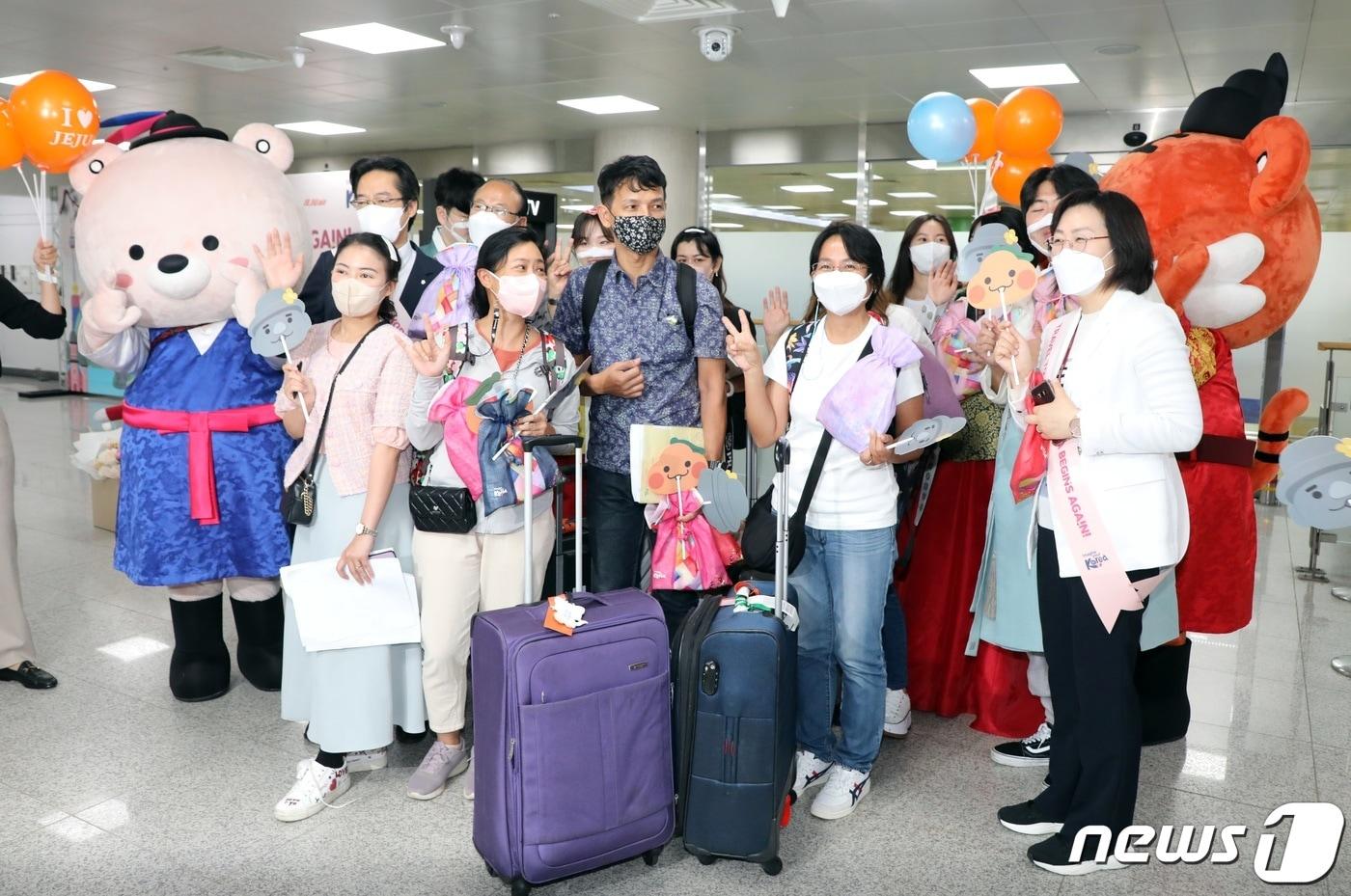 3일 오전 제주국제공항 국제선 도착장에서 태국 관광객들이 손을 흔들며 기념 촬영을 하고 있다. 지난 1일자로 제주 무사증(무비자) 일시 정지가 해제돼 2년여 만에 제주공항 국제선이 재개, 외국인 관광객이 인천공항을 거치지 않고 제주로 직접 입도할 수 있게 됐다. 2022.6.3/뉴스1 ⓒ News1 고동명 기자