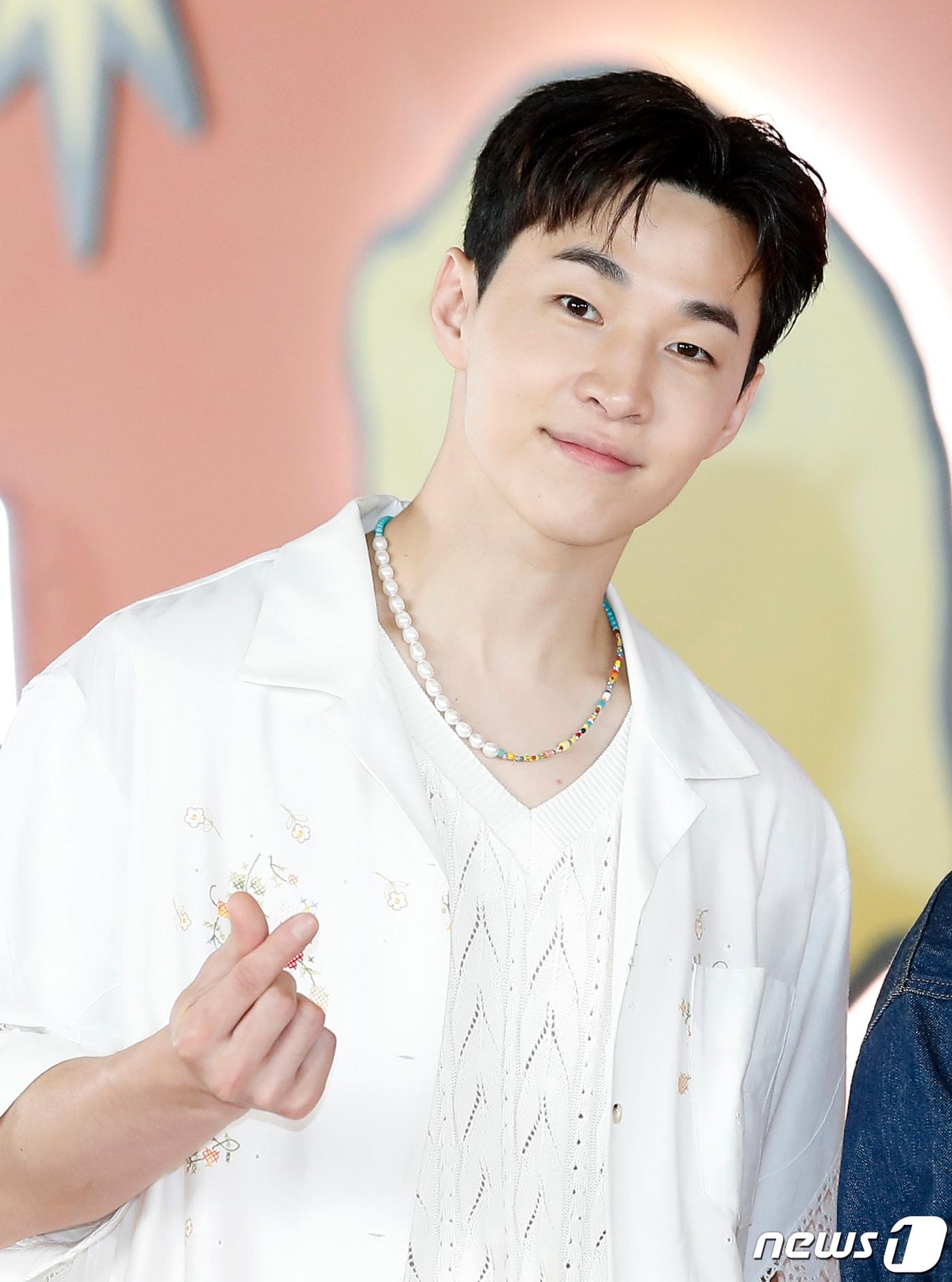 본문 이미지 - 최근 ‘친중 행보’로 논란이 된 가수 헨리가 3일 오전 서울 성동구 성수동 한 카페에서 열린 JTBC ‘플라이 투 더 댄스(Fly to the Dance)’(연출 송광종/이하 ‘플투댄’) 제작발표회에서 포즈를 취하고 있다. ‘플투댄’은 대한민국을 대표하는 댄서들이 모여 스트릿 댄스의 본고장인 미국에서 댄스 버스킹을 펼치는 리얼리티 여행 프로그램이다. 2022.6.3/뉴스1 ⓒ News1 권현진 기자