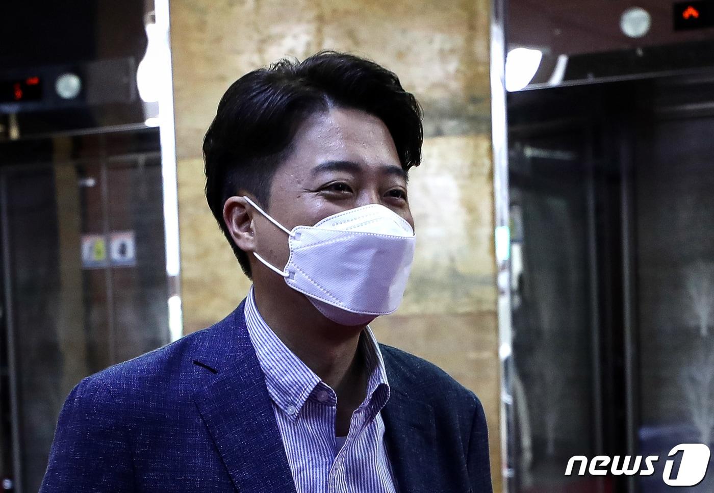 본문 이미지 - 이준석 국민의힘 대표가 3일 서울 여의도 국회로 출근해 당대표실로 향하고 있다. (공동취재) 2022.6.3/뉴스1 ⓒ News1 유승관 기자