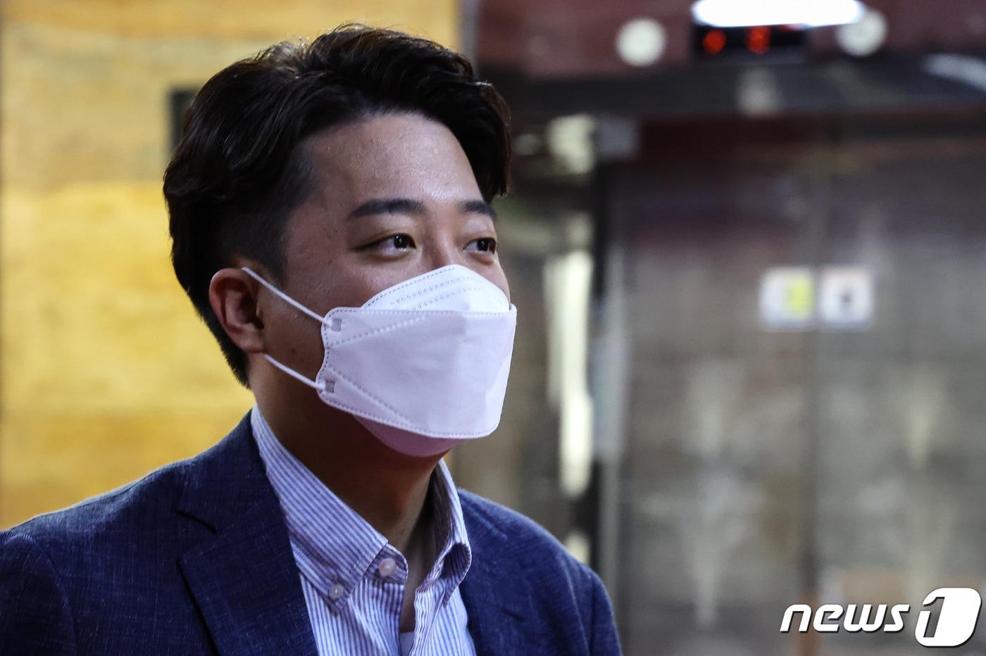 본문 이미지 - 이준석 국민의힘 대표가 3일 서울 여의도 국회로 출근해 당대표실로 향하고 있다. (공동취재) 2022.6.3/뉴스1 ⓒ News1 유승관 기자