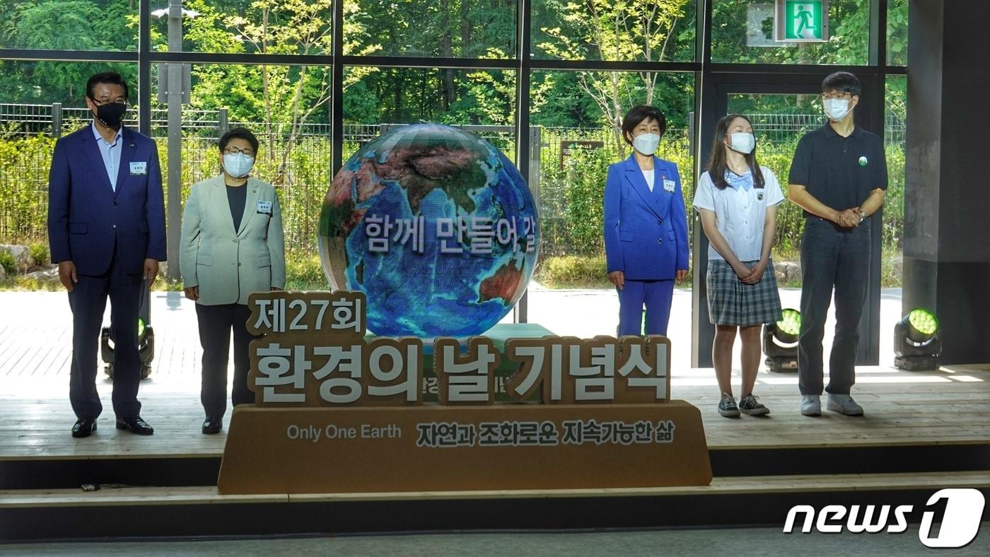 성장현 용산구청장(왼쪽부터), 임이자 국민의힘 의원, 한화진 환경부 장관 등이 3일 오전 서울 용산구 노들섬에서 열린 제27회 환경의 날 기념식에서 회색빛 지구본을 친환경 다짐으로 다시 푸르게 만든 뒤 기념사진 찍고 있다. ⓒ 뉴스1 황덕현 기자