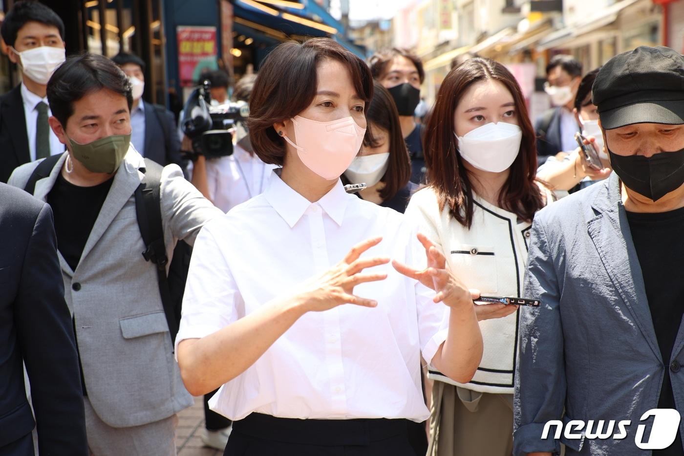 본문 이미지 - 이영 중소벤처기업부 장관이 지난달 3일 손실보전금 수령 현장 점검 차 방문한 서울 마포 홍대 상점가에서 소상공인들로부터 현장 목소리를 듣고 있다(뉴스1DB)/뉴스1