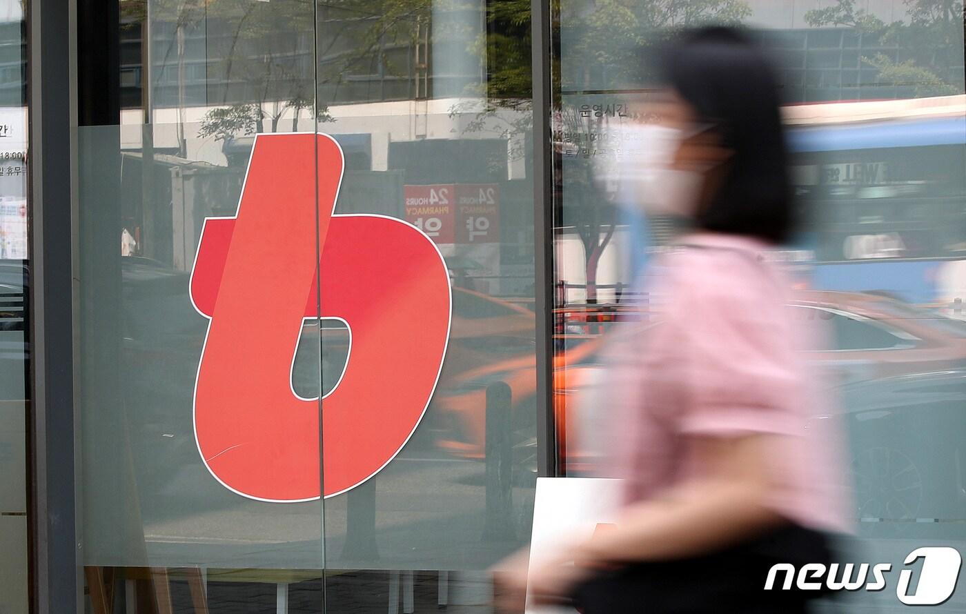 본문 이미지 - 3일 서울 서초구 빗썸 고객센터 앞으로 시민들이 지나가고 있다. 2022.6.3/뉴스1 ⓒ News1 박지혜 기자