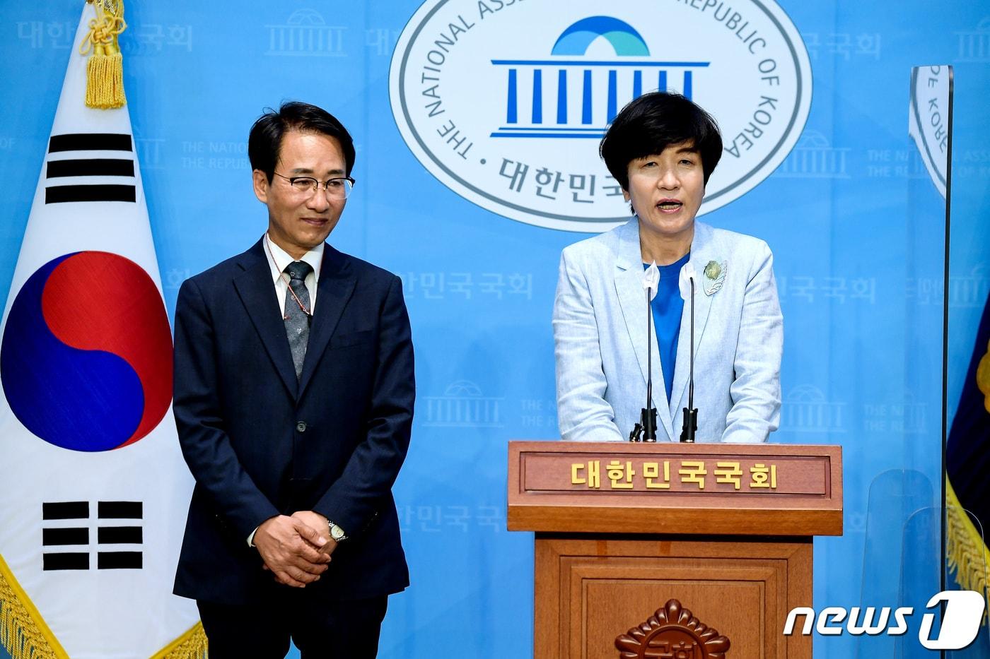 본문 이미지 - 김영주 더불어민주당 의원이 3일 서울 여의도 국회 소통관에서 기자회견을 열고 당 혁신을 위한 광화문포럼 해체 및 계파정치 종식을 선언하고 있다. 왼쪽은 이원욱 의원. (공동취재) 2022.6.3/뉴스1 ⓒ News1 유승관 기자