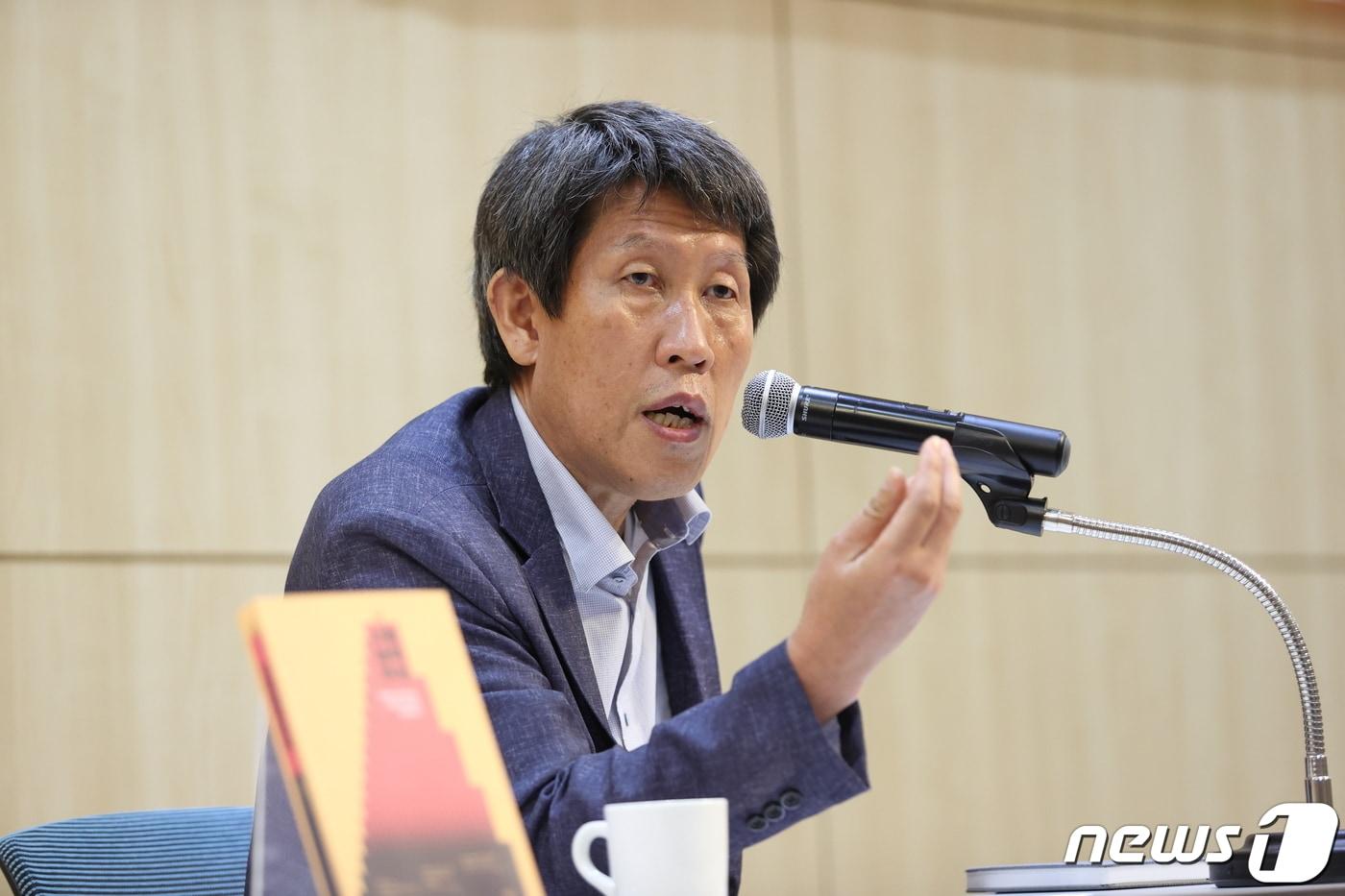 본문 이미지 - '시험능력주의'를 쓴 김동춘 성공회대 교수. (창비 제공) ⓒ 뉴스1