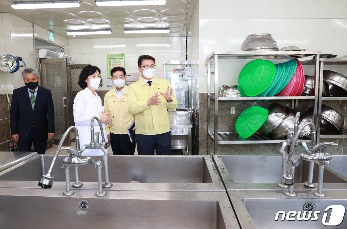 본문 이미지 - 장상윤 교육부 차관이 3일 오후 학생 안전 50일 집중 점검차 경기도 과천시 과천중앙고등학교를 찾아 급식실을 둘러보고 있다. (교육부 제공) 2022.6.3/뉴스1