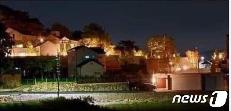 본문 이미지 - 문재인 전 대통령의 경남 양산 평산마을 사저 야경. (SNS 갈무리) ⓒ 뉴스1