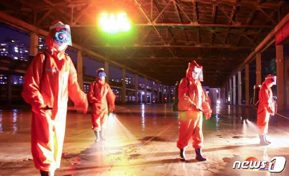 본문 이미지 - (평양 노동신문=뉴스1) = 북한의 신종 코로나바이러스 감염증(코로나19) 방역 모습. [국내에서만 사용가능. 재배포 금지. DB 금지. For Use Only in the Republic of Korea. Redistribution Prohibited] rodongphoto@news1.kr