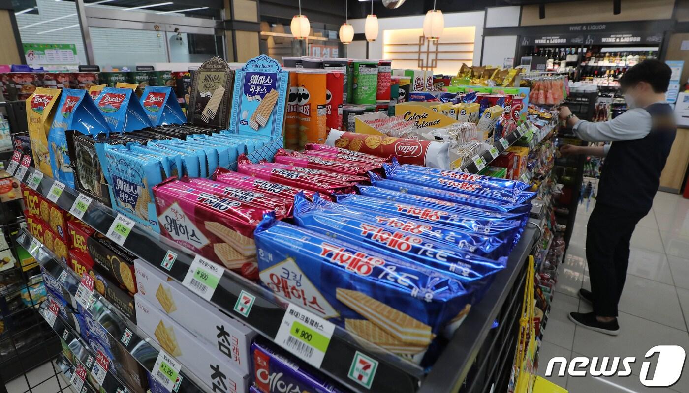 서울시내 한 편의점에서 직원이 업무를 보고 있다. 2022.6.30/뉴스1 ⓒ News1 이동해 기자