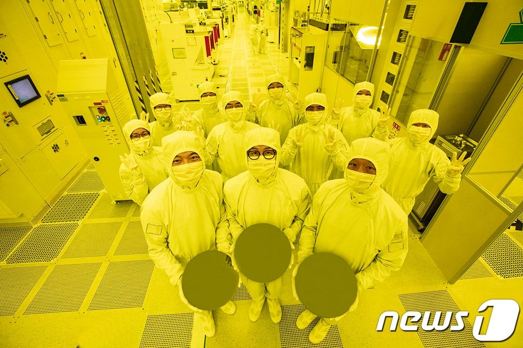 본문 이미지 - 삼성전자 3나노 파운드리 양산에 참여한 파운드리사업부, 반도체연구소, 글로벌 제조&인프라총괄 임직원(삼성전자 제공) /뉴스1