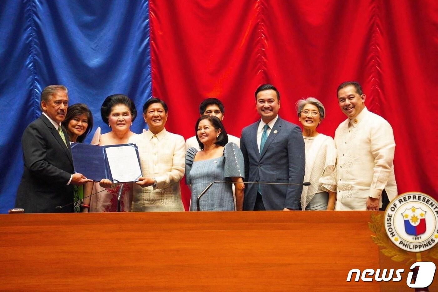 페르디난드 마르코스 주니어 대통령과 그의 가족들. ⓒ 로이터=뉴스1 ⓒ News1 이서영 기자